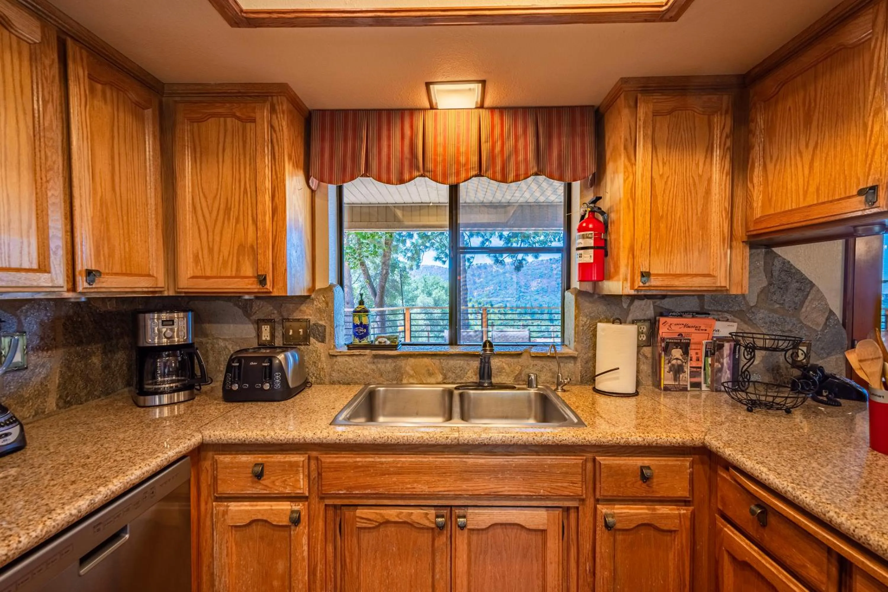 Kitchen or kitchenette in Mountain View Playhouse Near Yosemite & Bass Lake