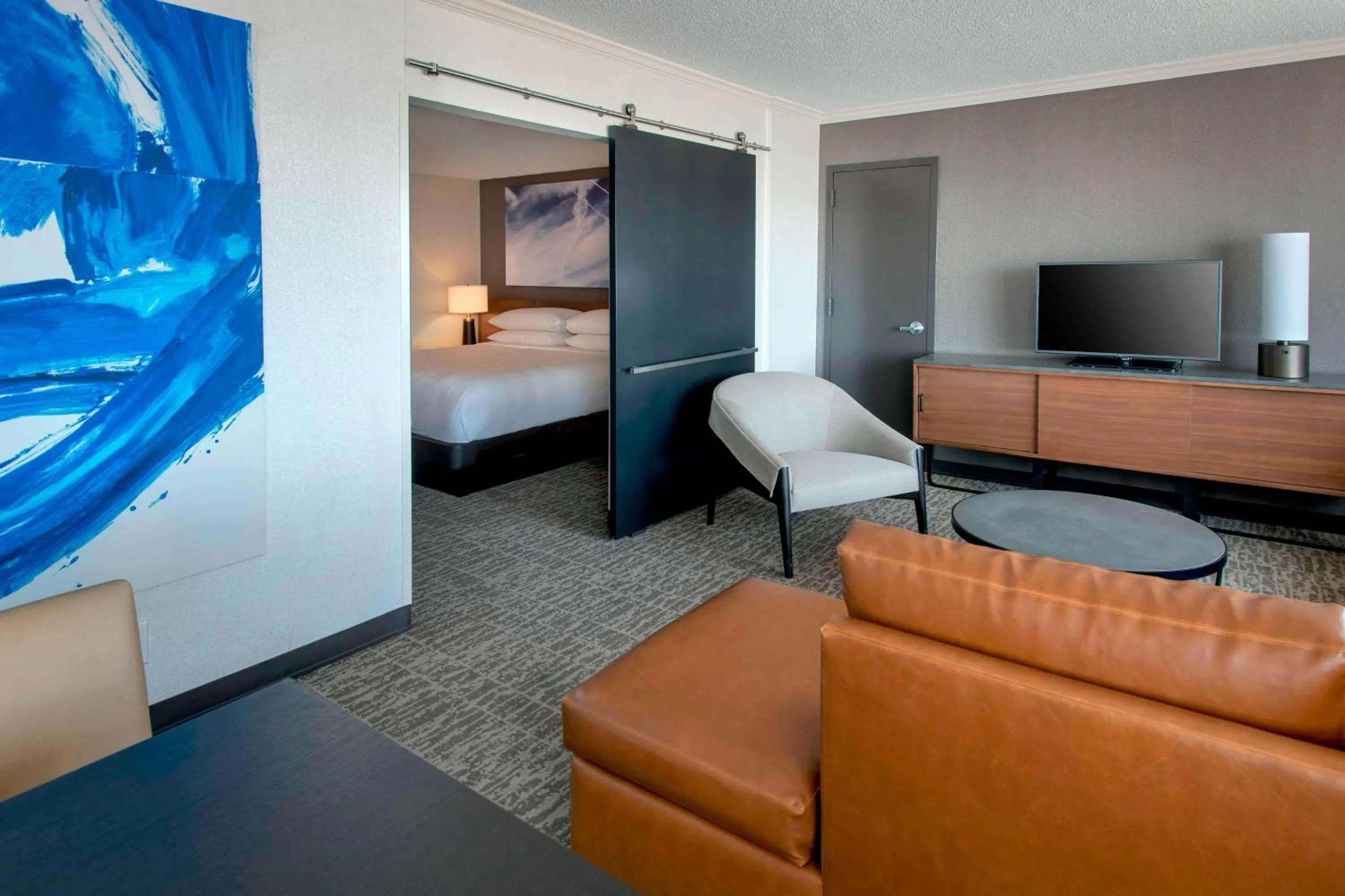 Living room, Bed in Newark Liberty International Airport Marriott