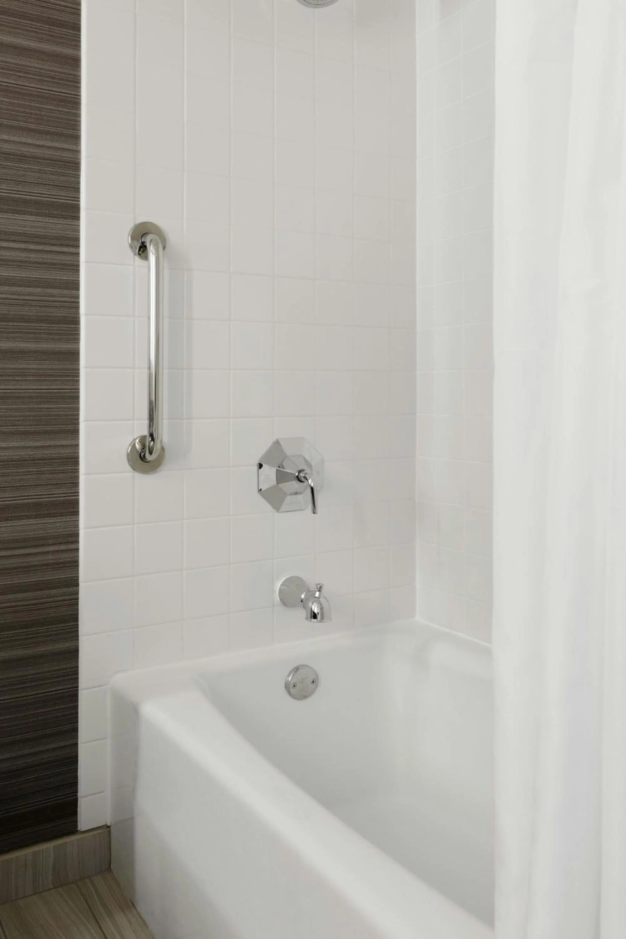 Bathroom in Newark Liberty International Airport Marriott