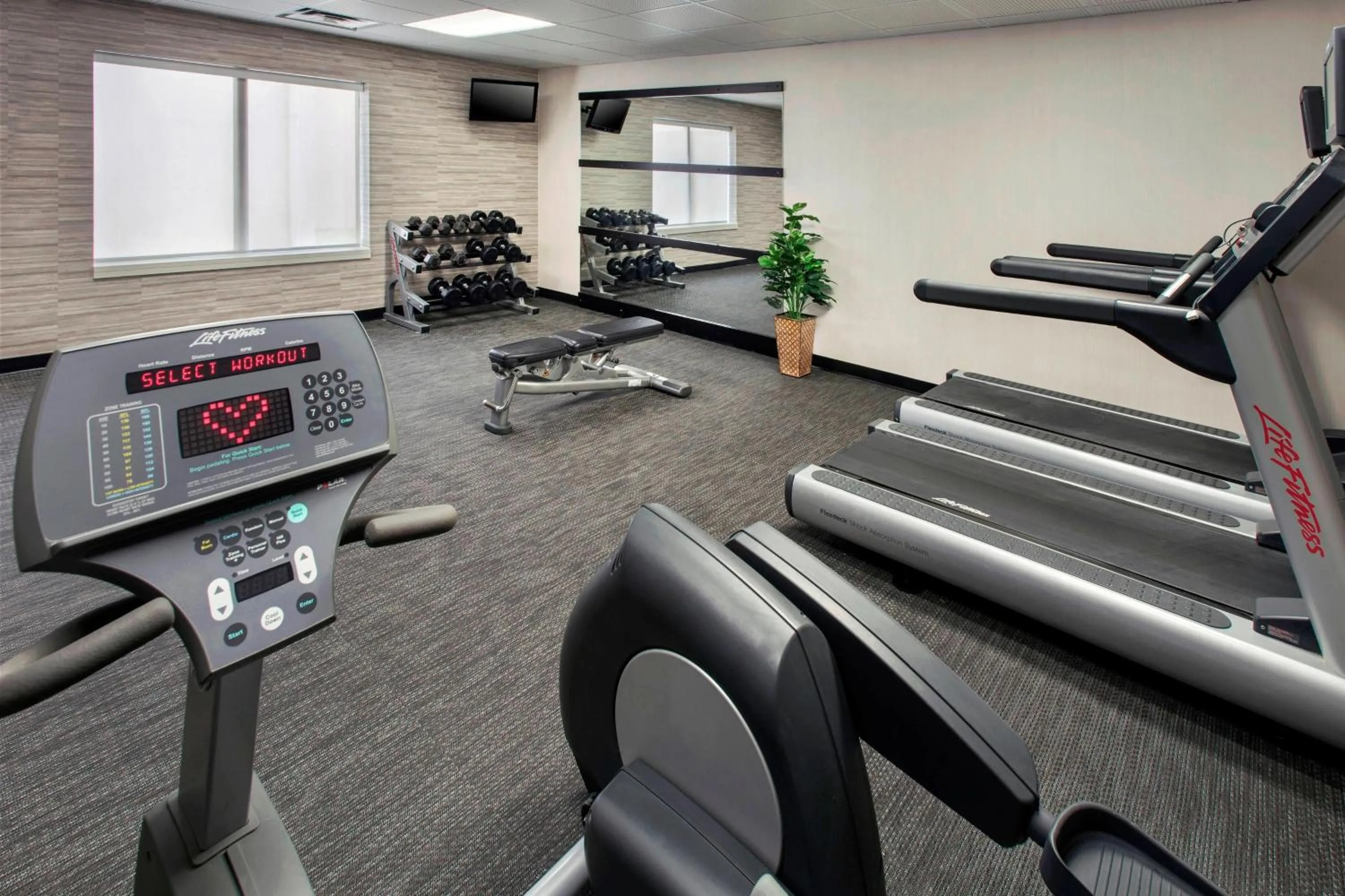Fitness centre/facilities in Courtyard Newark Liberty International Airport