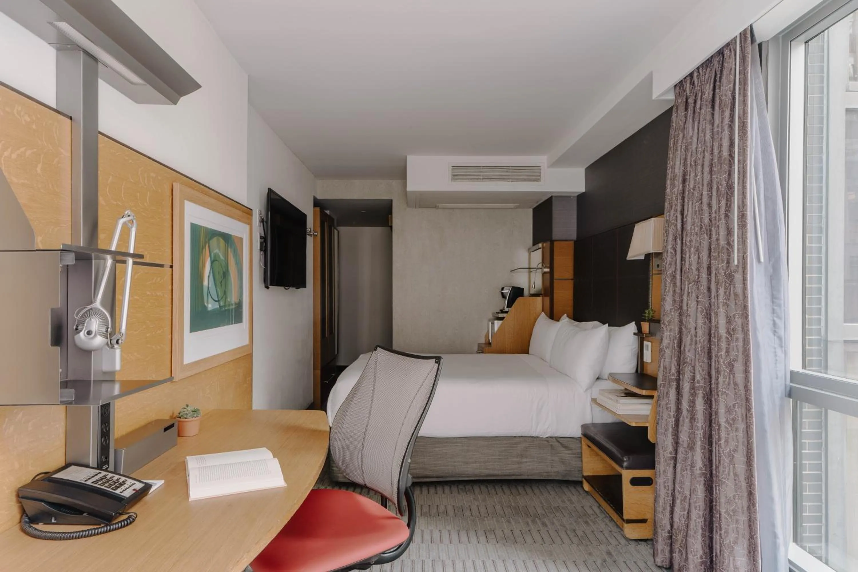 Seating area, Bed in The Jewel Hotel, New York