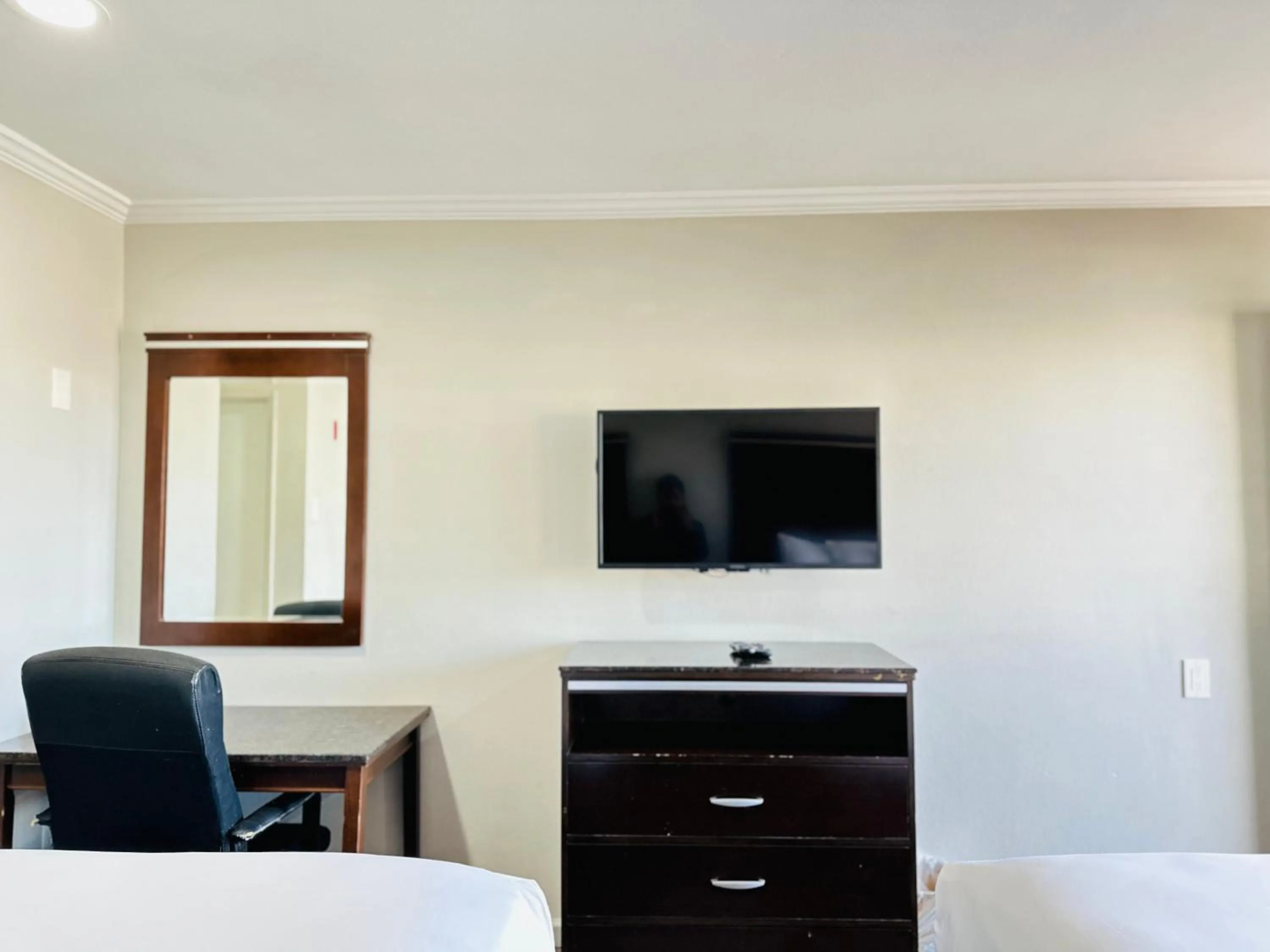 TV and multimedia in Rodeway Inn Lemon Grove San Diego East