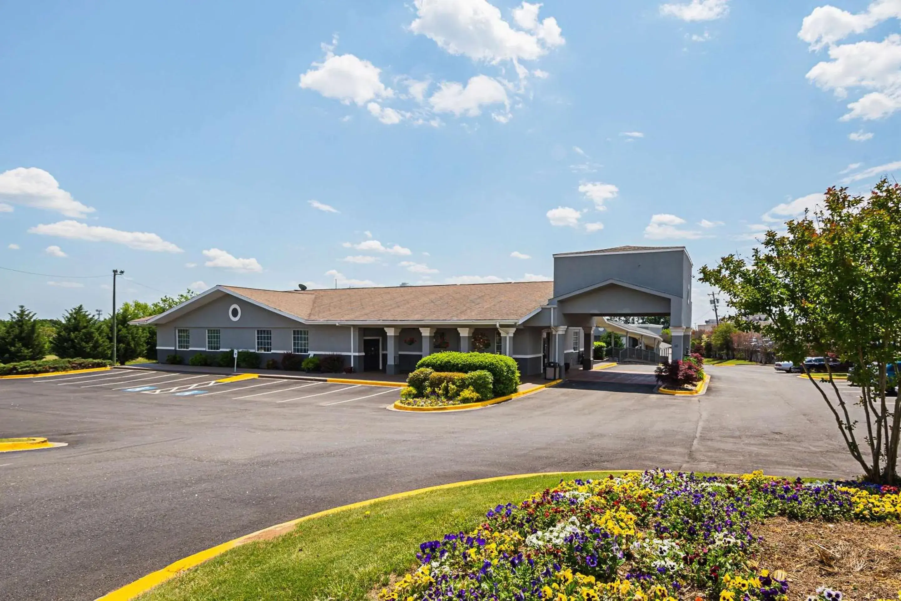 Property building in Quality Inn & Suites Greenville - Haywood Mall Property building in Quality Inn & Suites Greenville - Haywood Mall