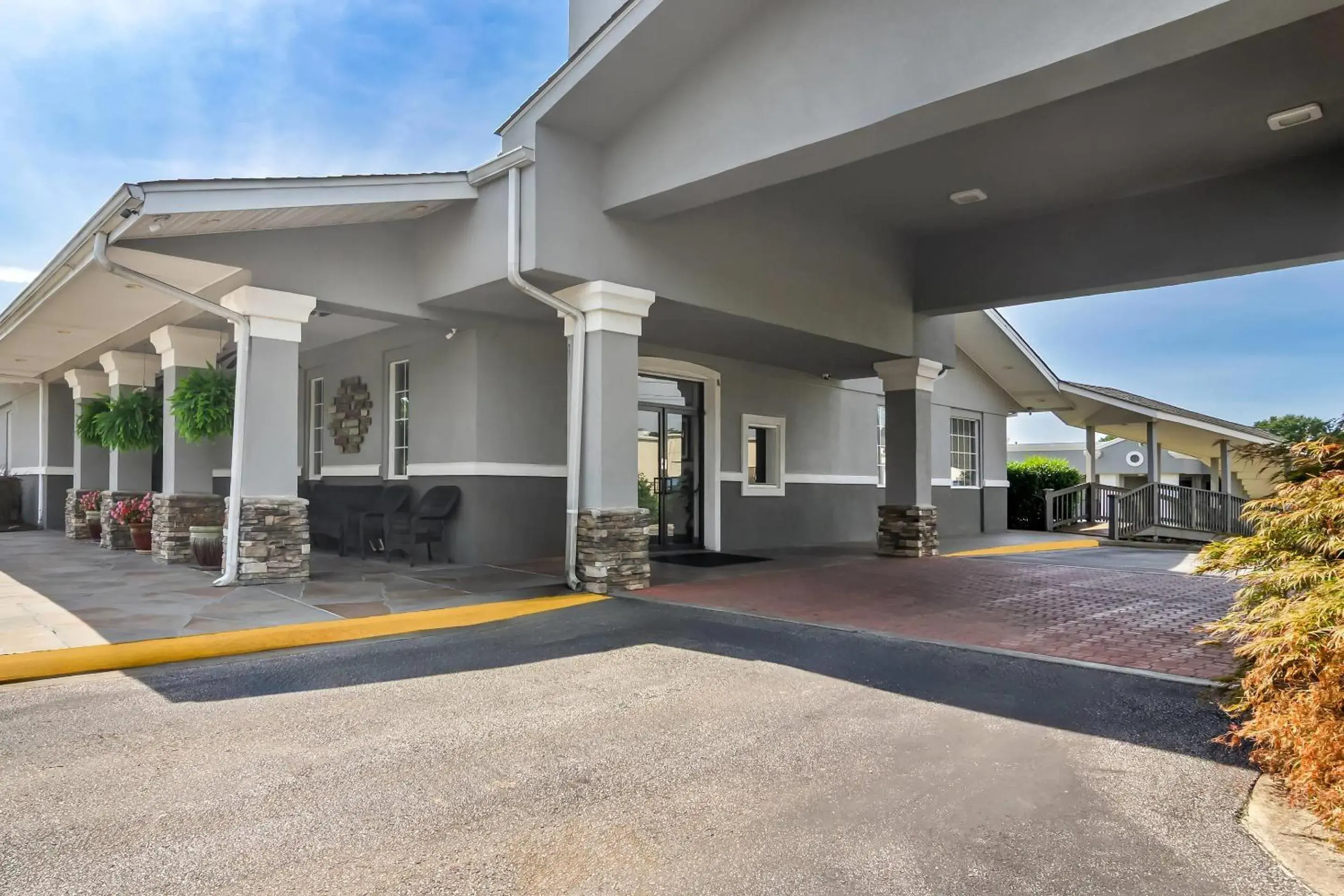 Property building in Quality Inn & Suites Greenville - Haywood Mall Property building in Quality Inn & Suites Greenville - Haywood Mall