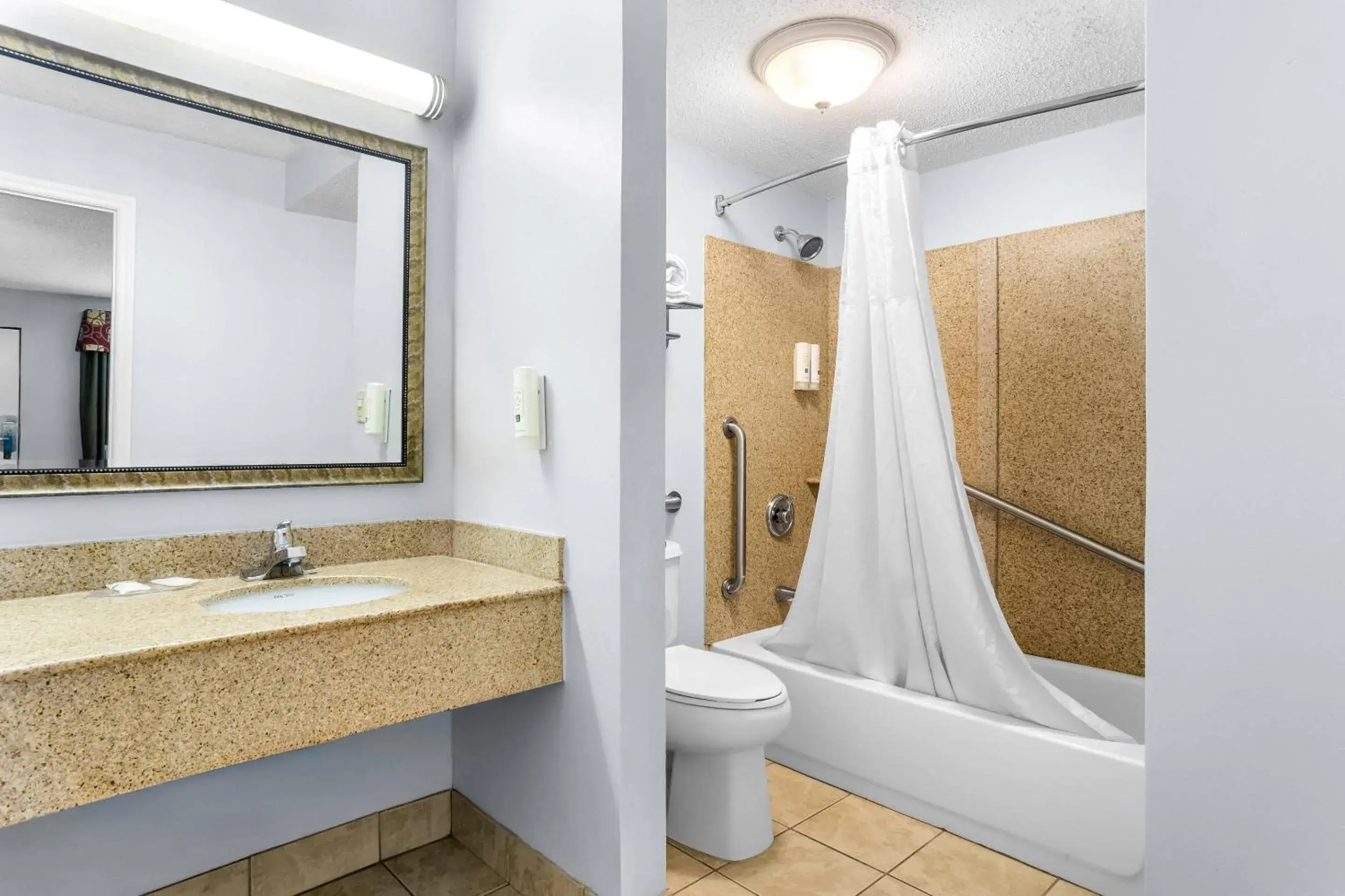 Bedroom in Quality Inn & Suites Greenville - Haywood Mall Bedroom in Quality Inn & Suites Greenville - Haywood Mall