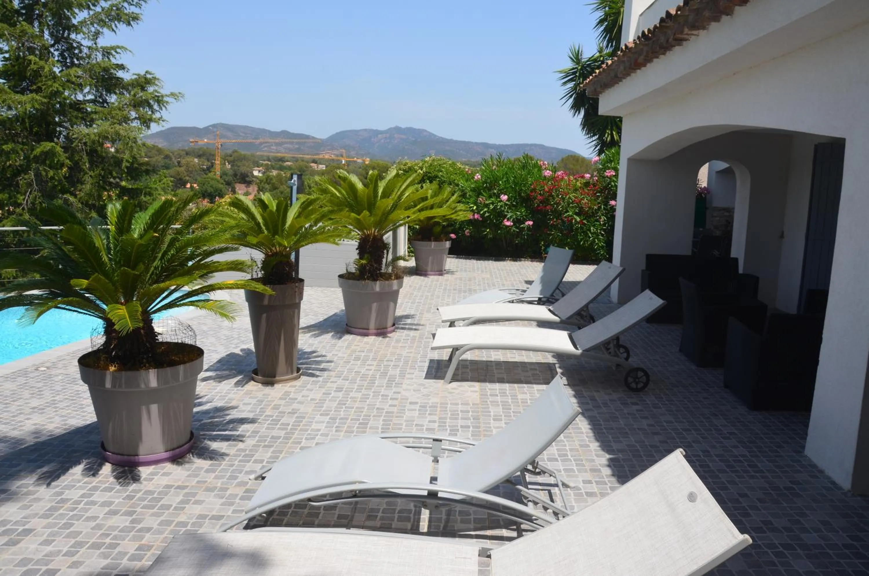 Belle maison avec piscine dans les hauteurs à Saint Raphael