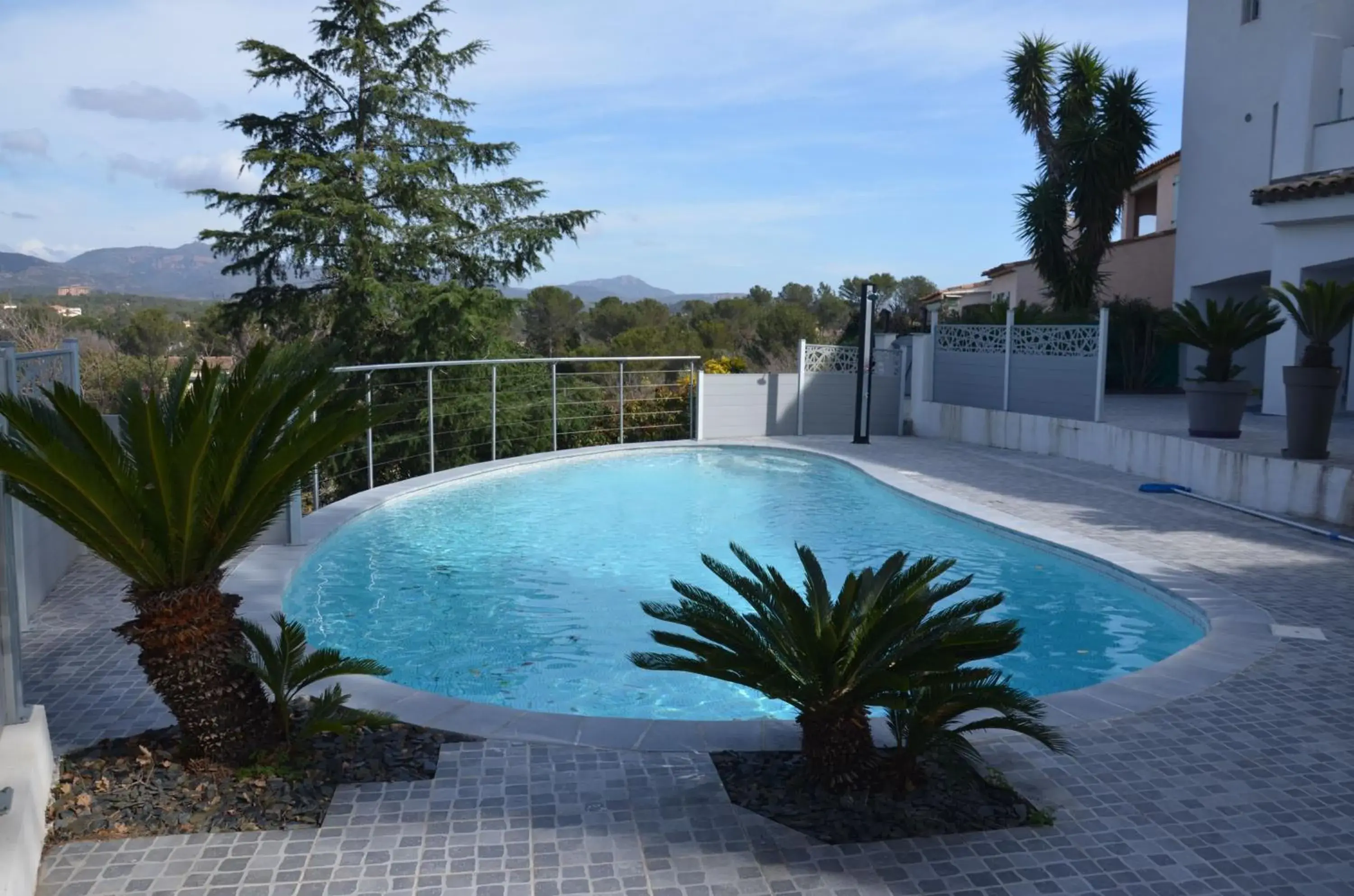 Belle maison avec piscine dans les hauteurs à Saint Raphael Belle maison avec piscine dans les hauteurs à Saint Raphael
