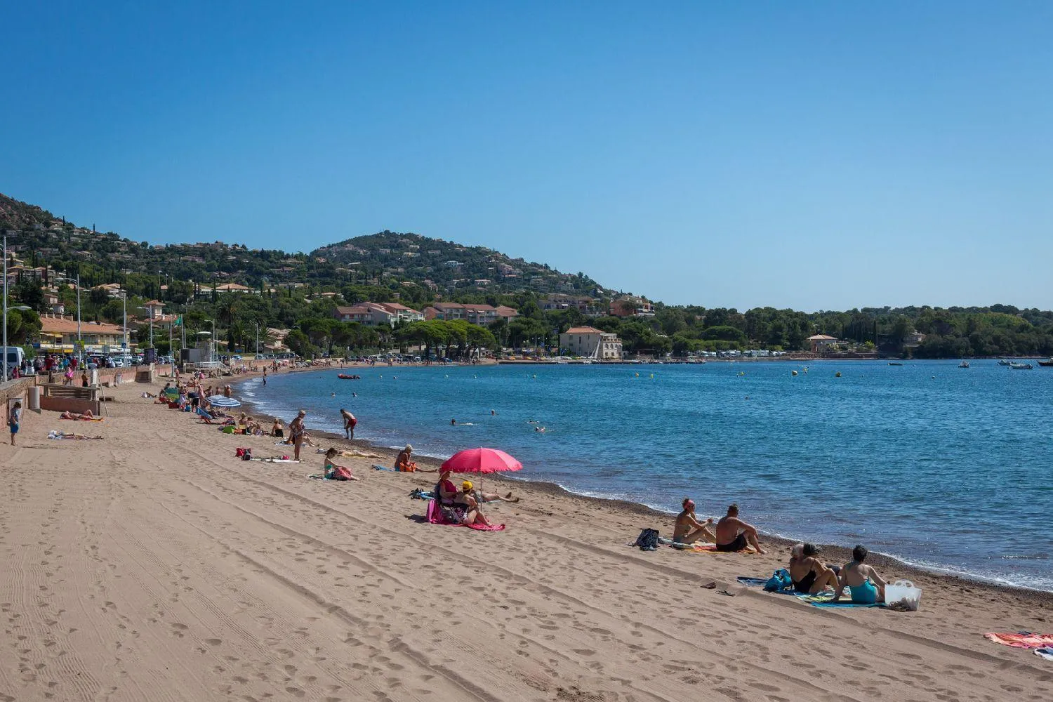 Beach in Belle maison avec piscine dans les hauteurs à Saint Raphael