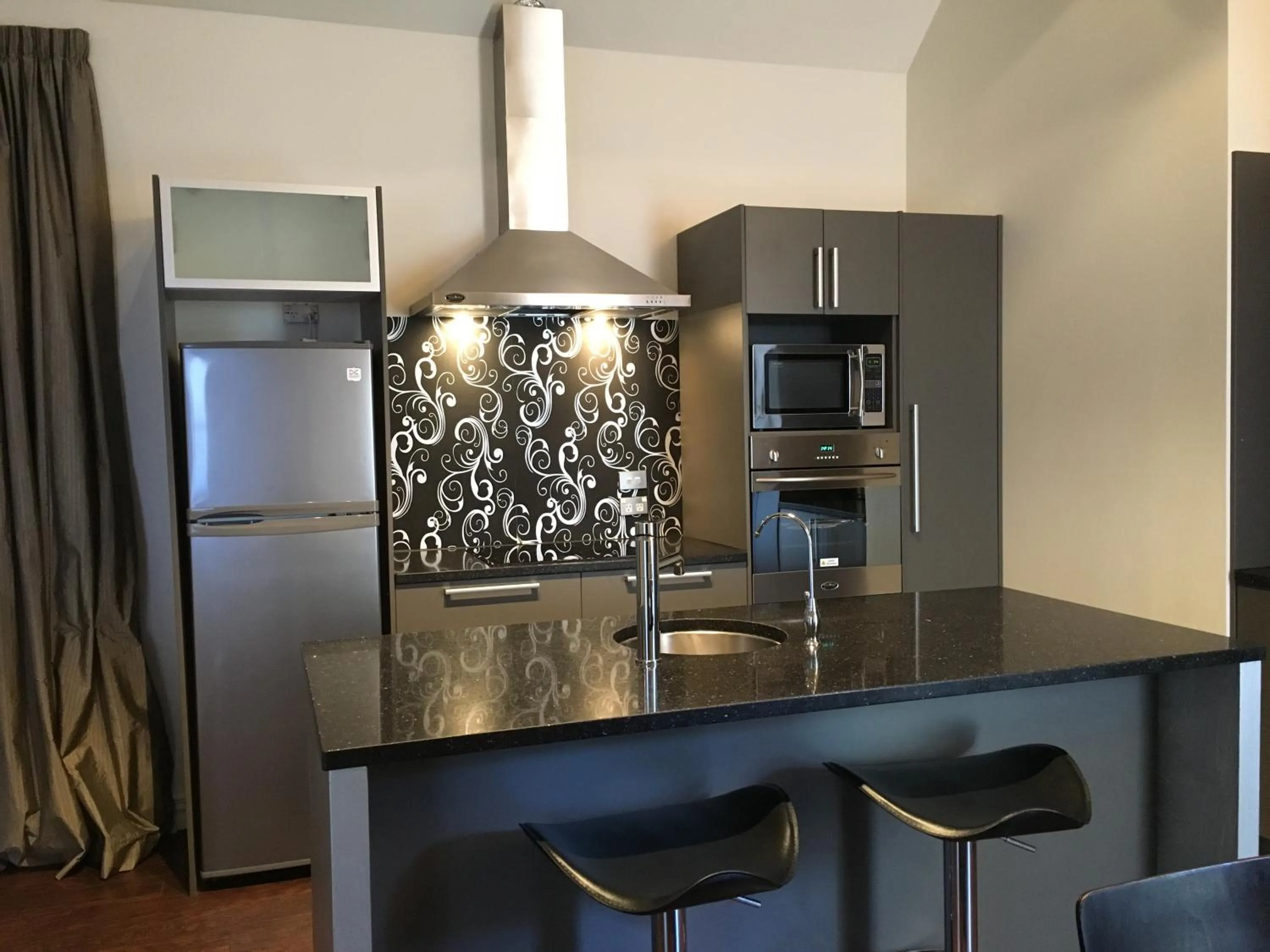 Kitchen or kitchenette in Chapel Apartments
