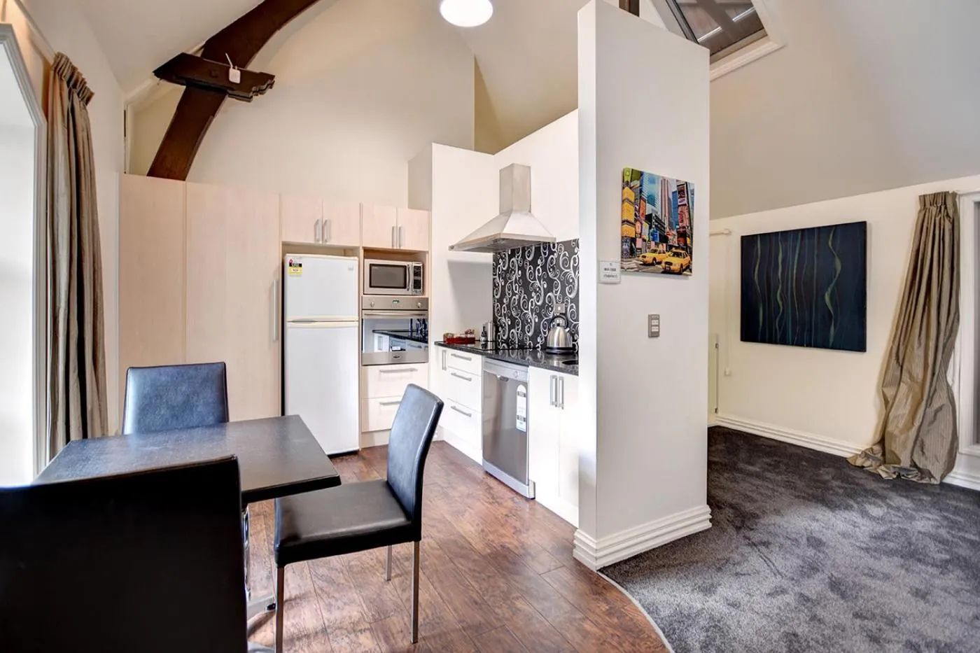 Kitchen or kitchenette in Chapel Apartments
