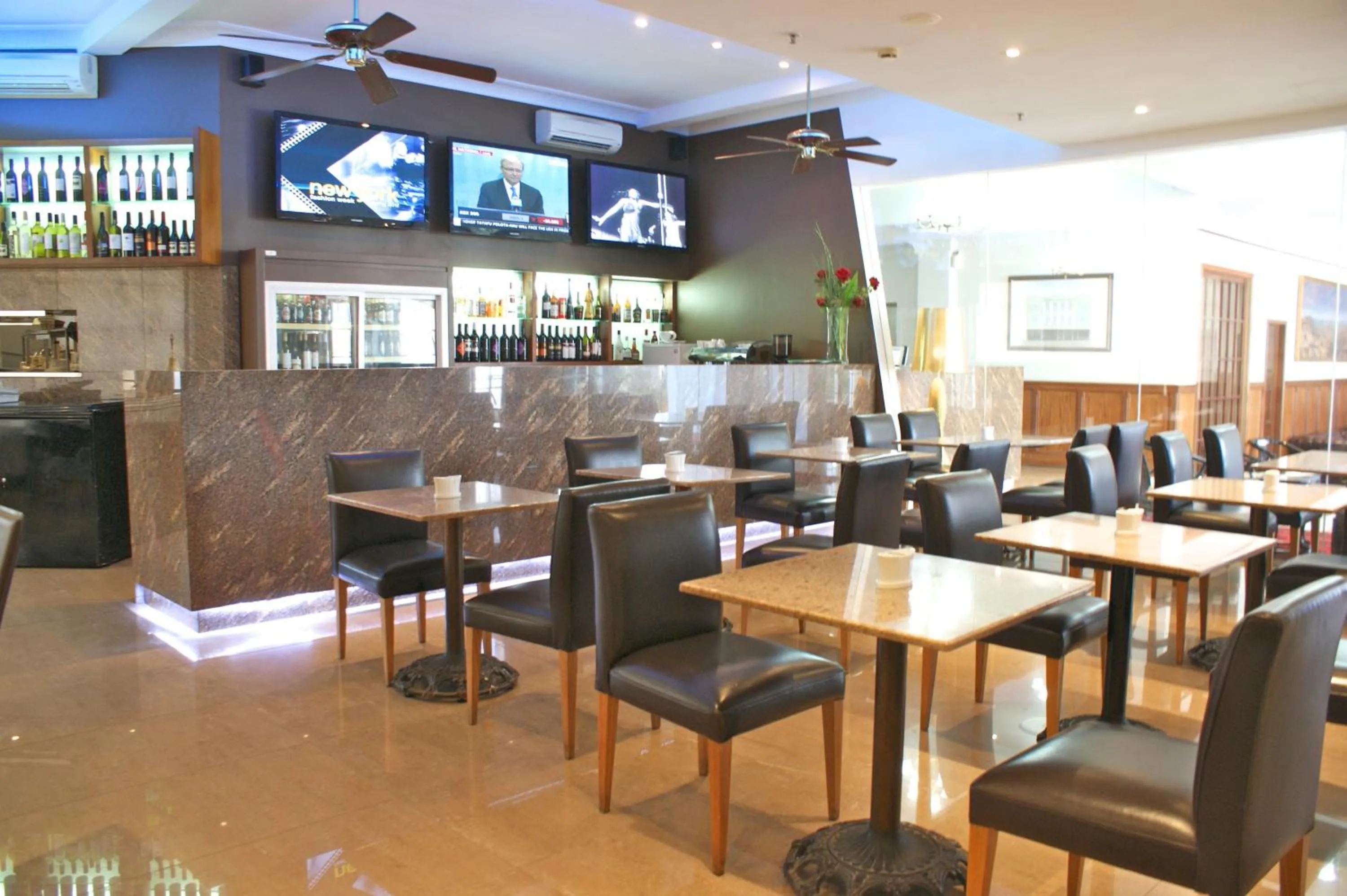 Restaurant/Places to Eat in Astor Metropole Hotel