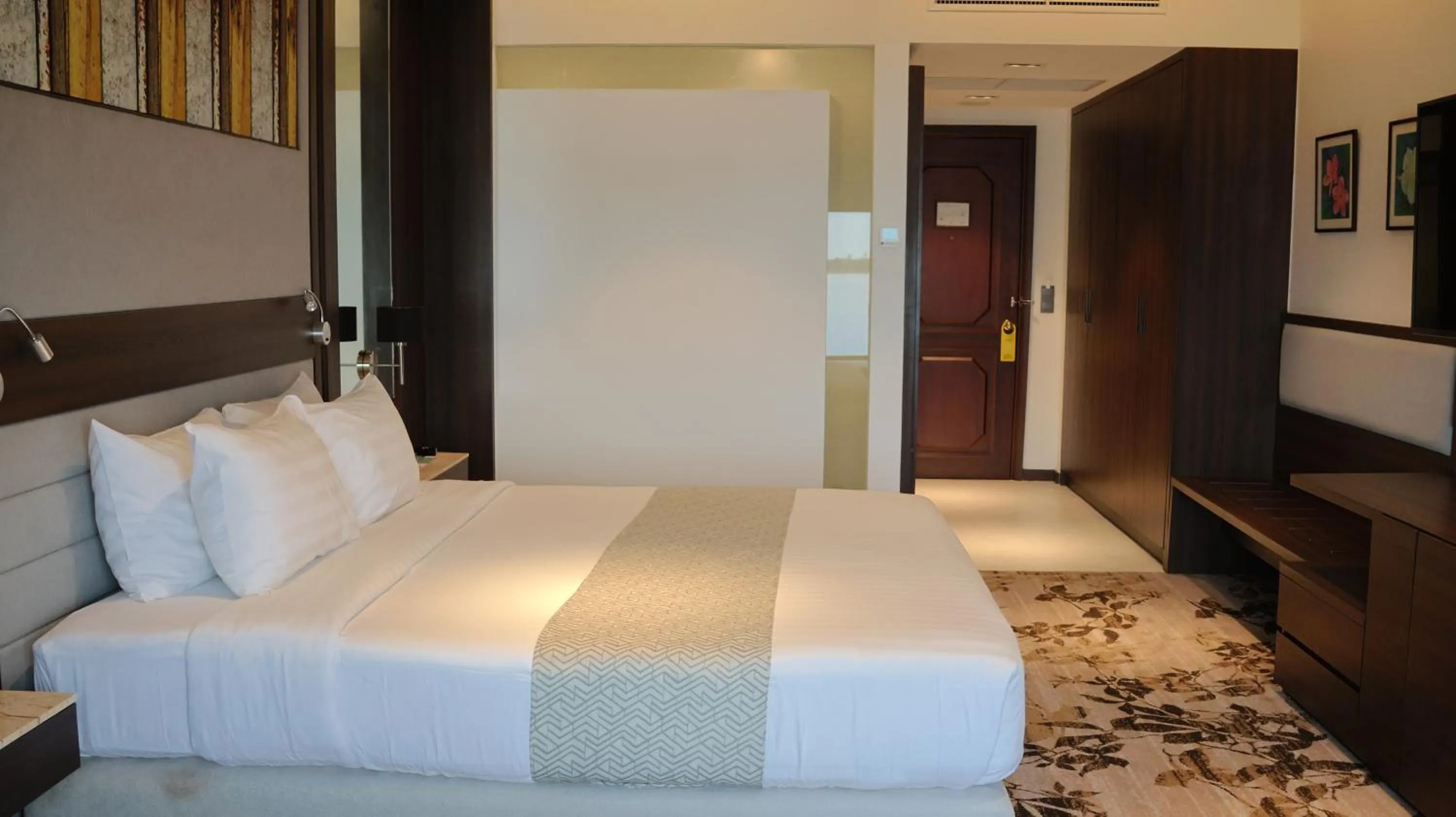 Bedroom, Bed in Hotel Cambodiana