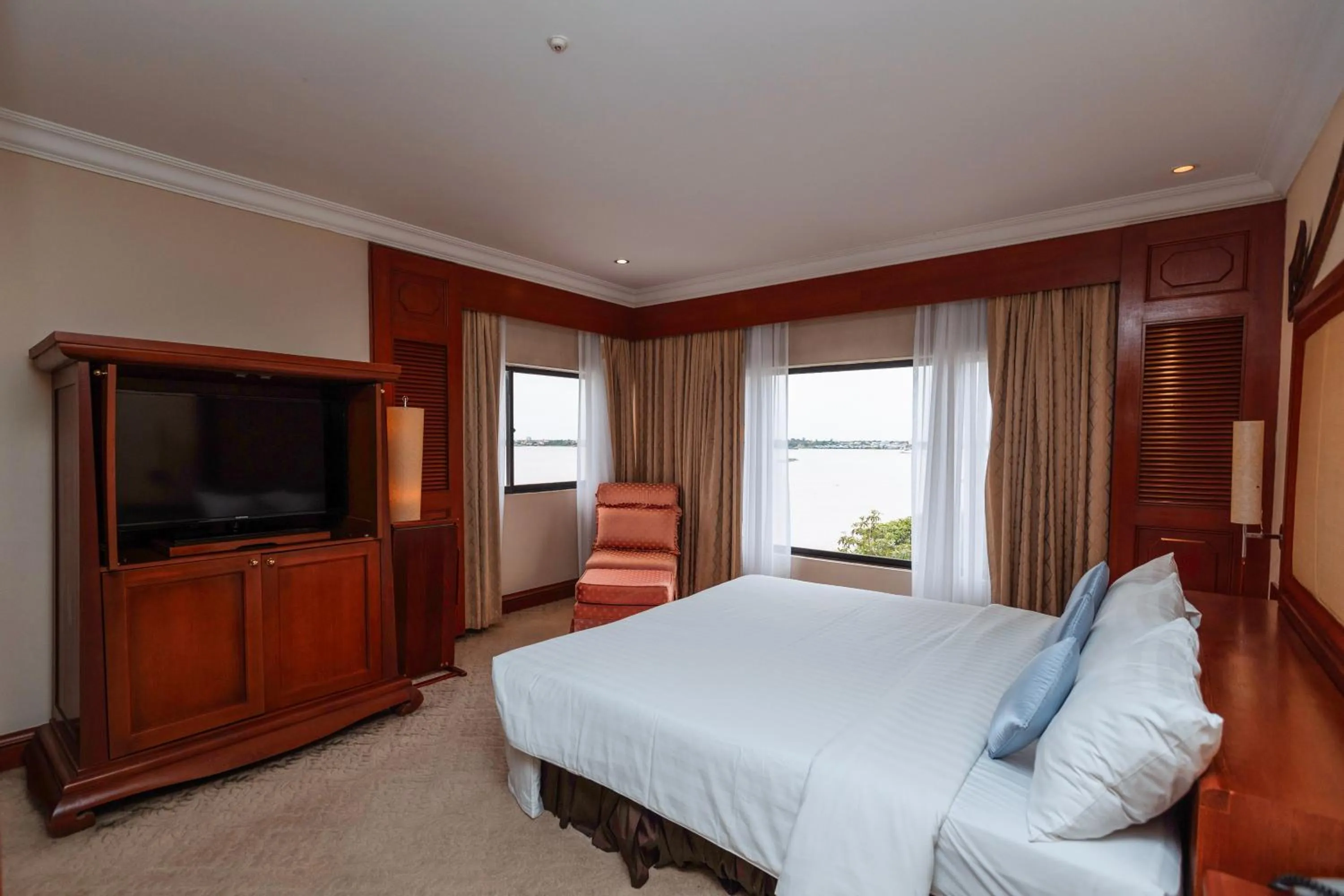 Bedroom, Bed in Hotel Cambodiana