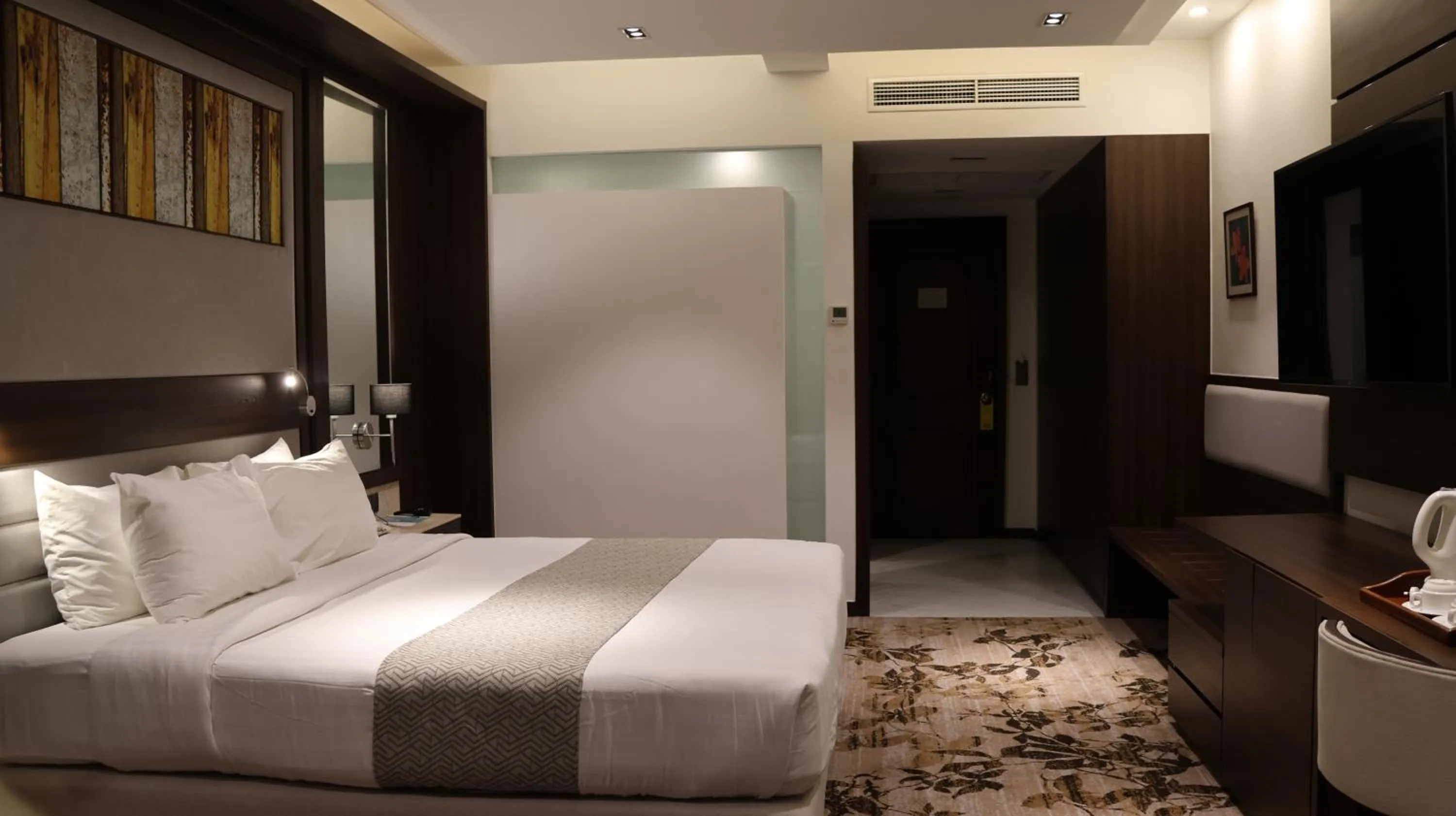 Living room, Bed in Hotel Cambodiana