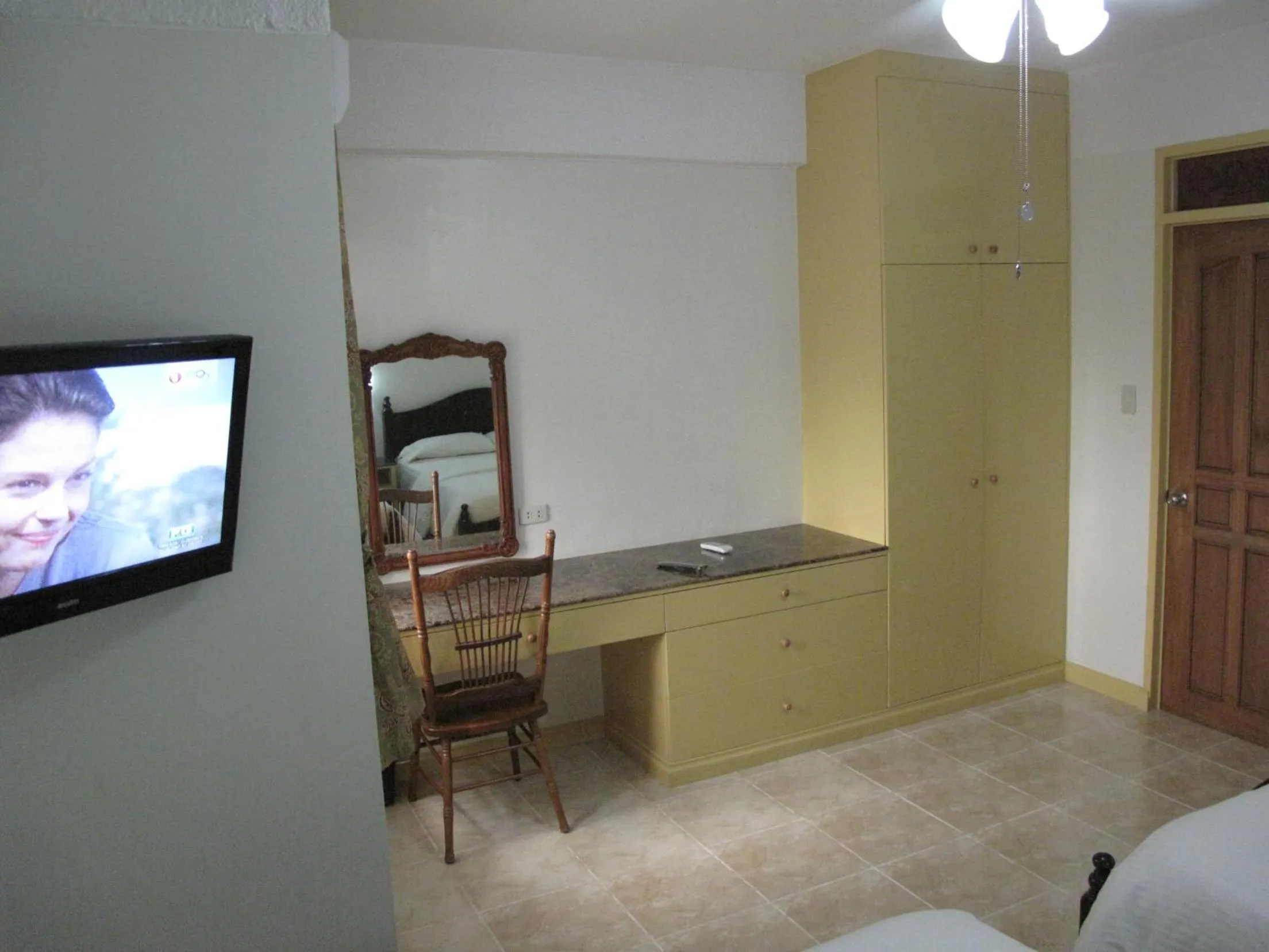 TV and multimedia in Makati Suites at Travelers Inn