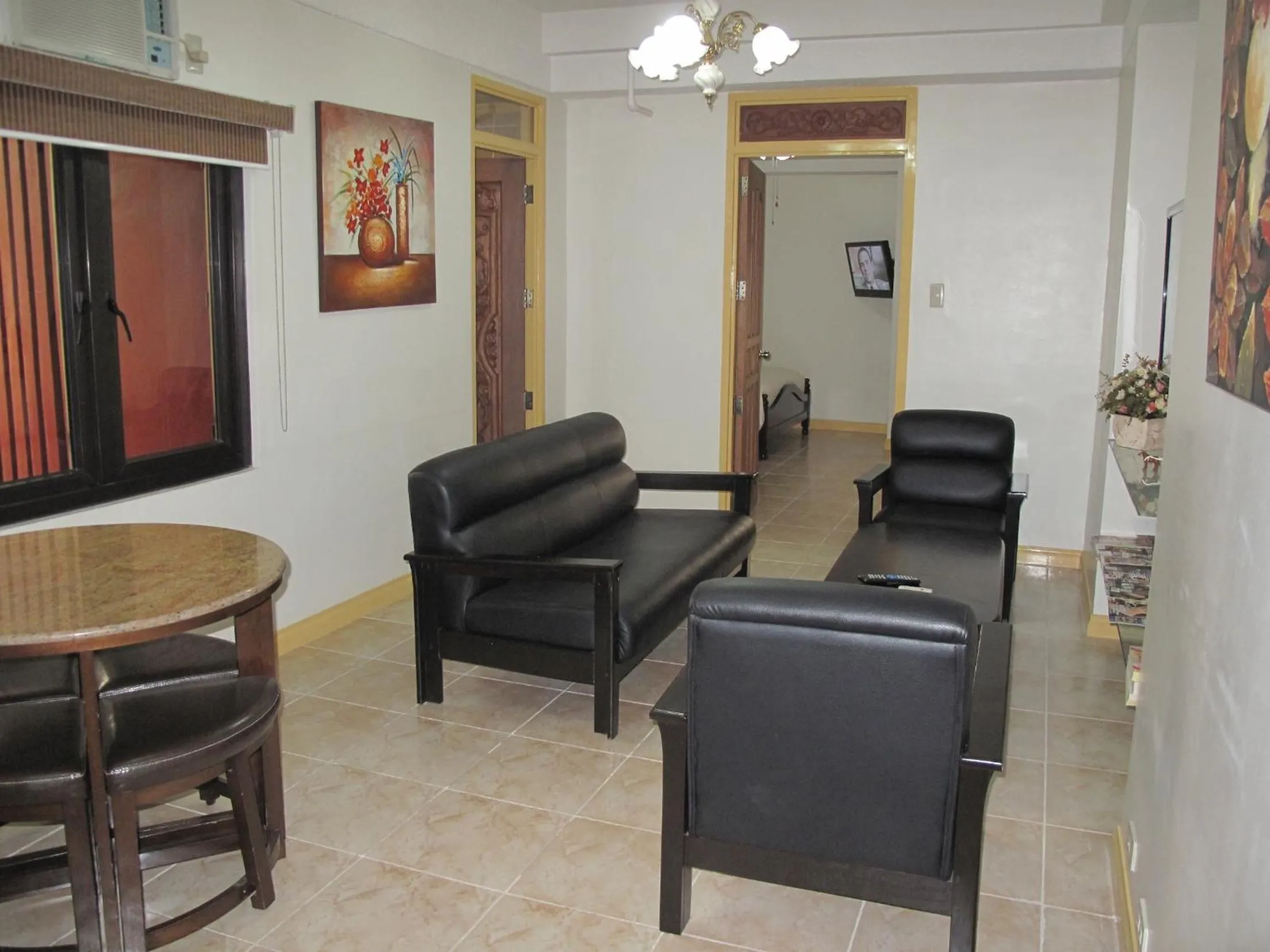 TV and multimedia in Makati Suites at Travelers Inn