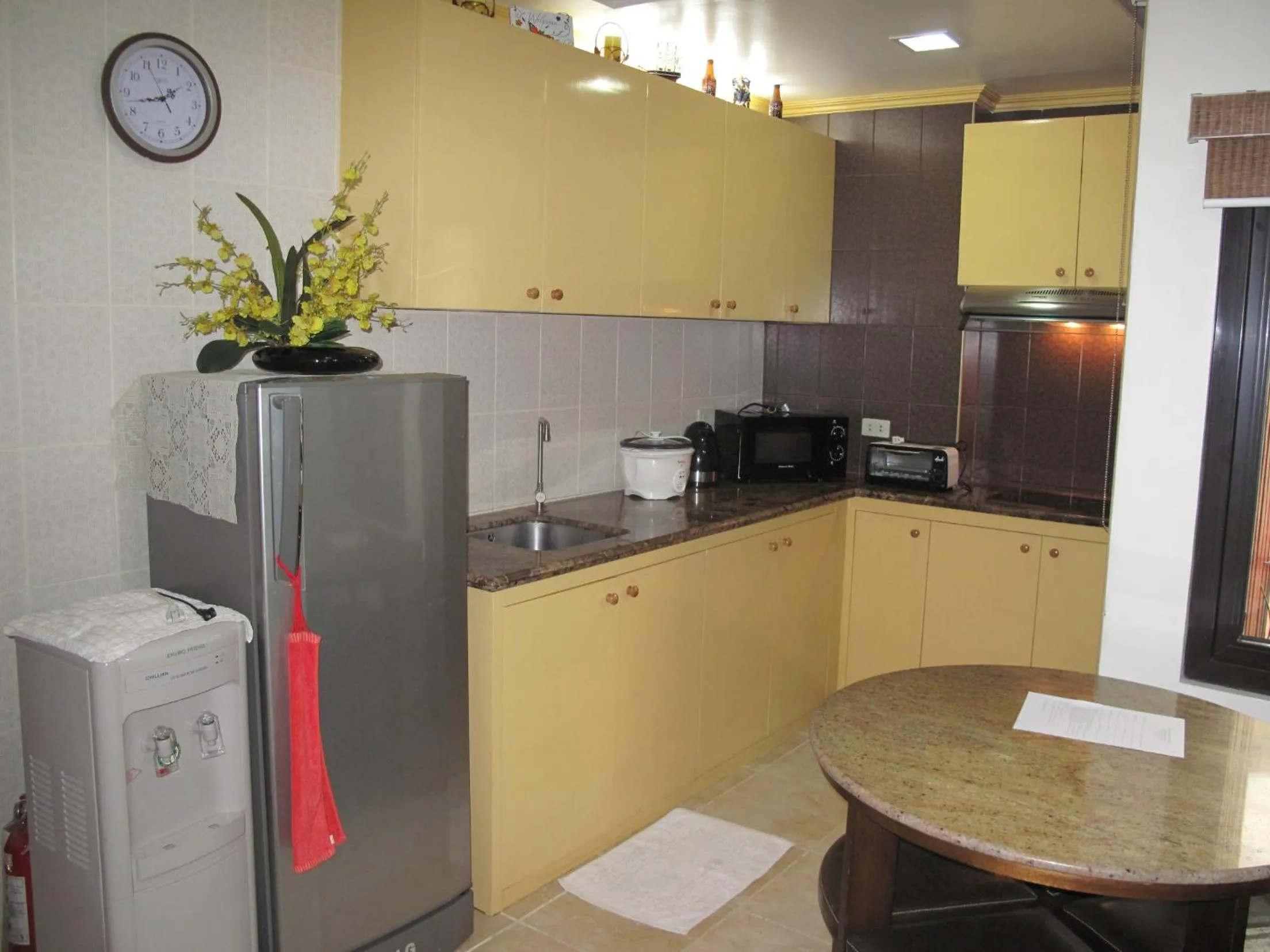Coffee/tea facilities in Makati Suites at Travelers Inn
