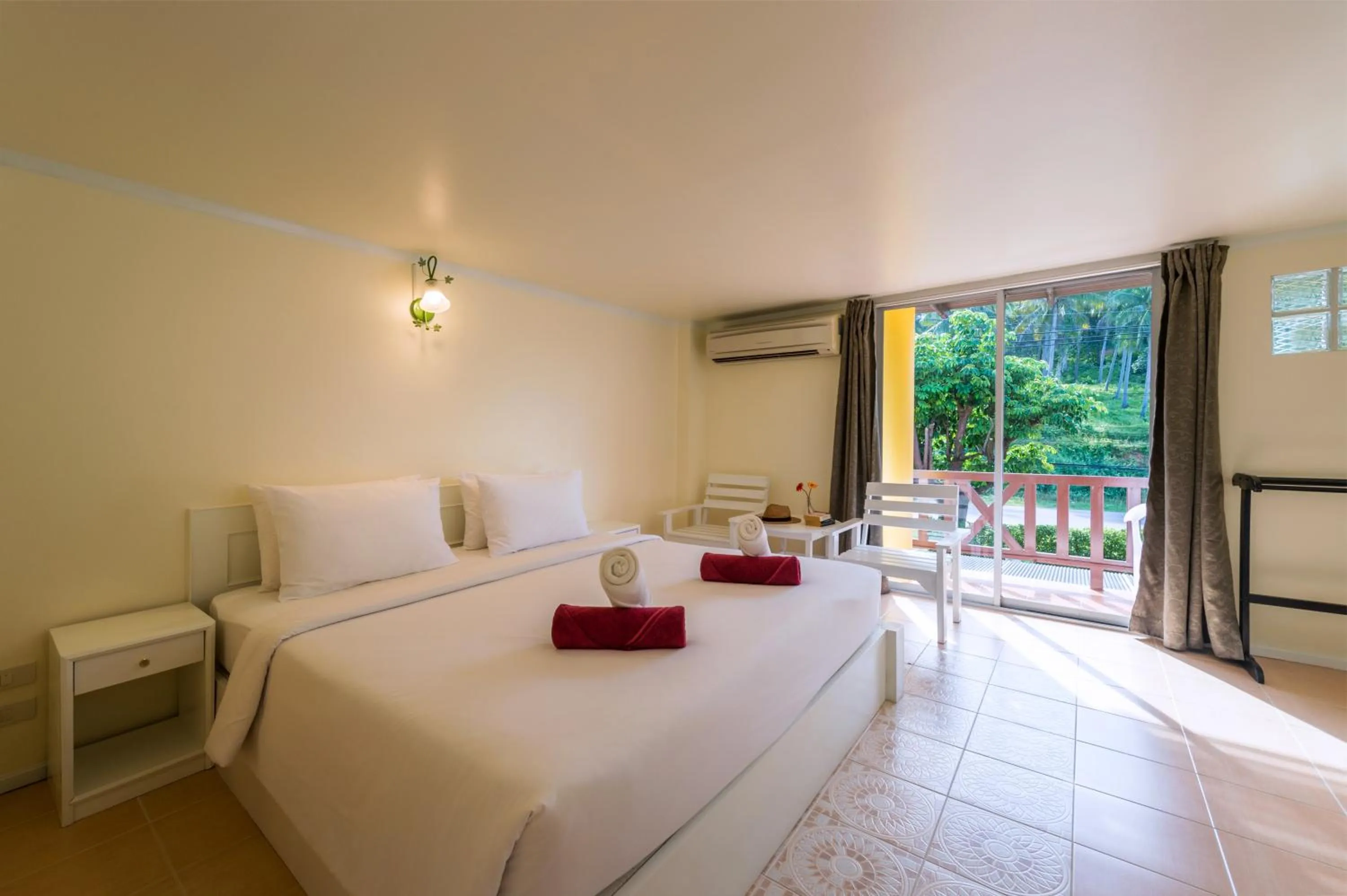 Bed in Lanta Thip House by Swiss-Belhotel - SHA Plus