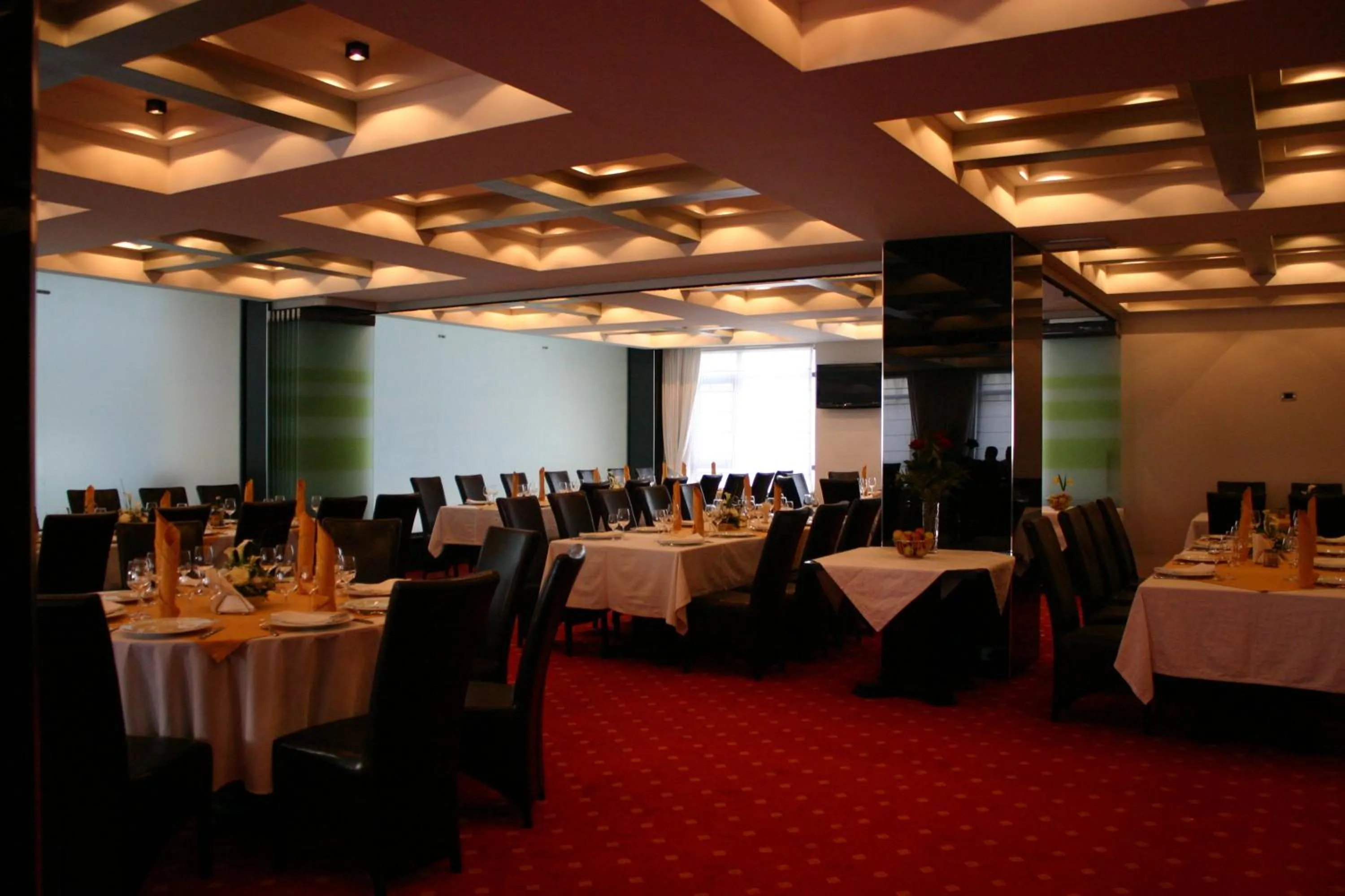 Restaurant/places to eat in Hotel EMD