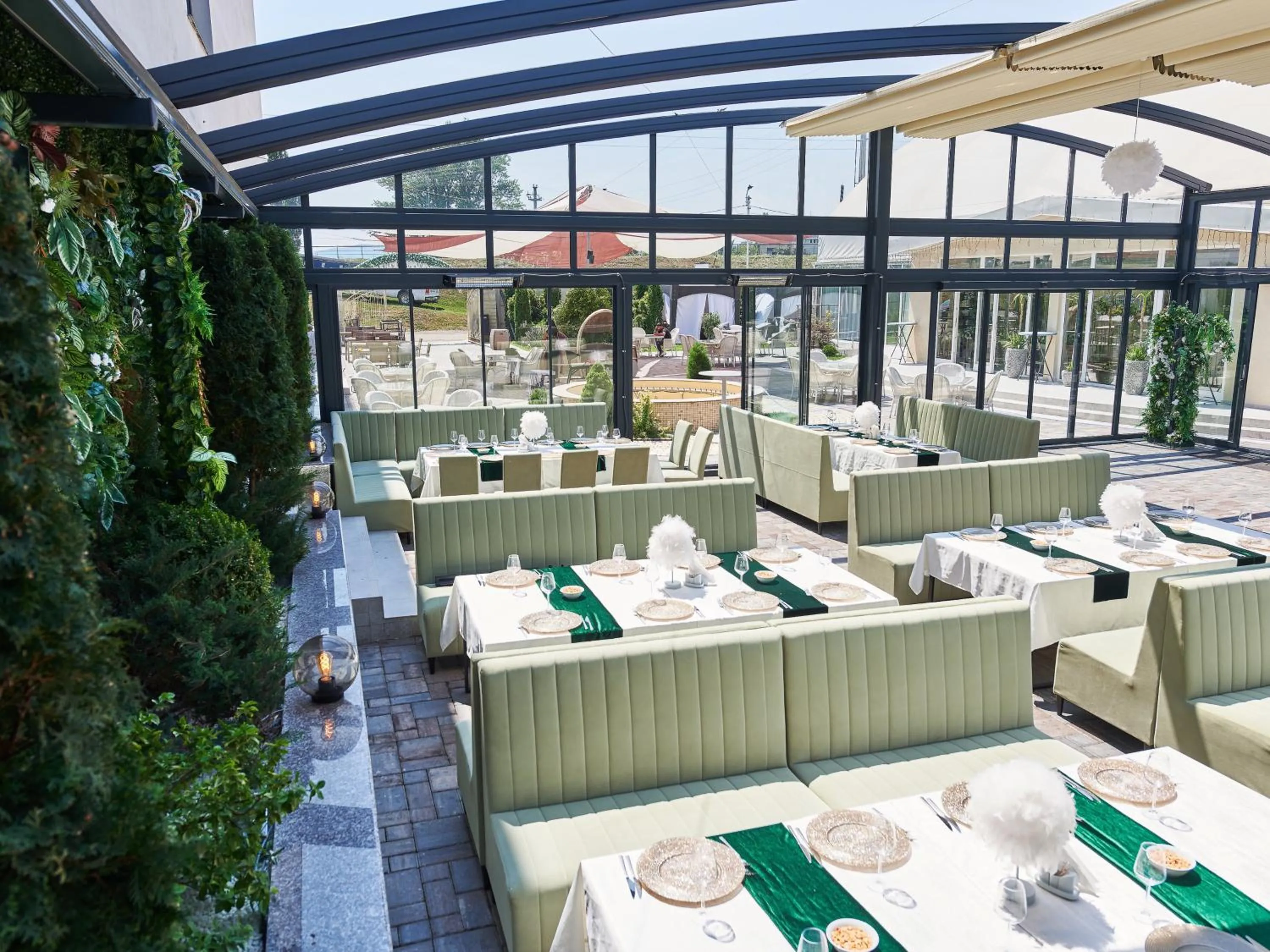 Restaurant/places to eat in Hotel EMD