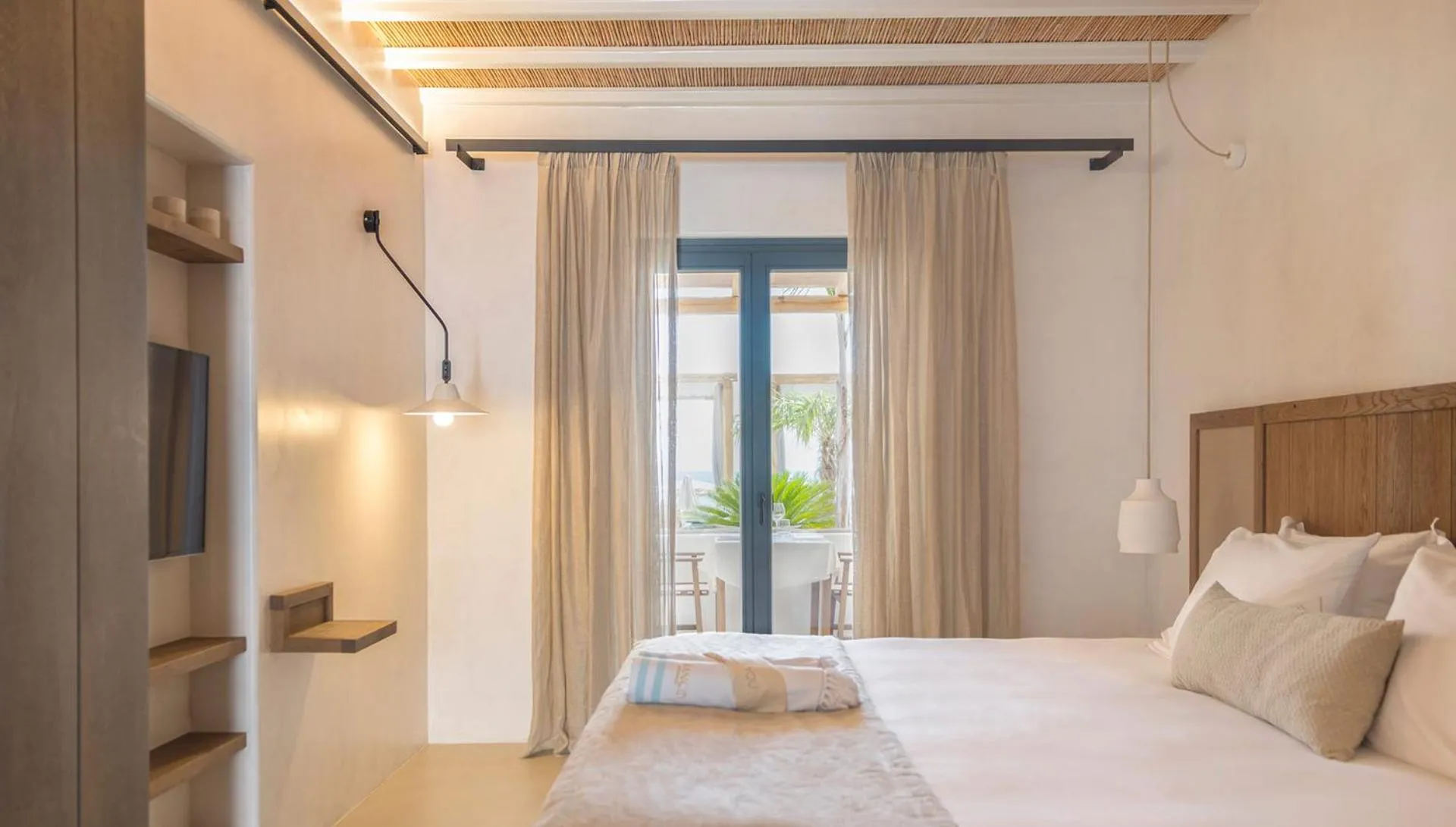 Area and facilities, Bed in Branco Mykonos