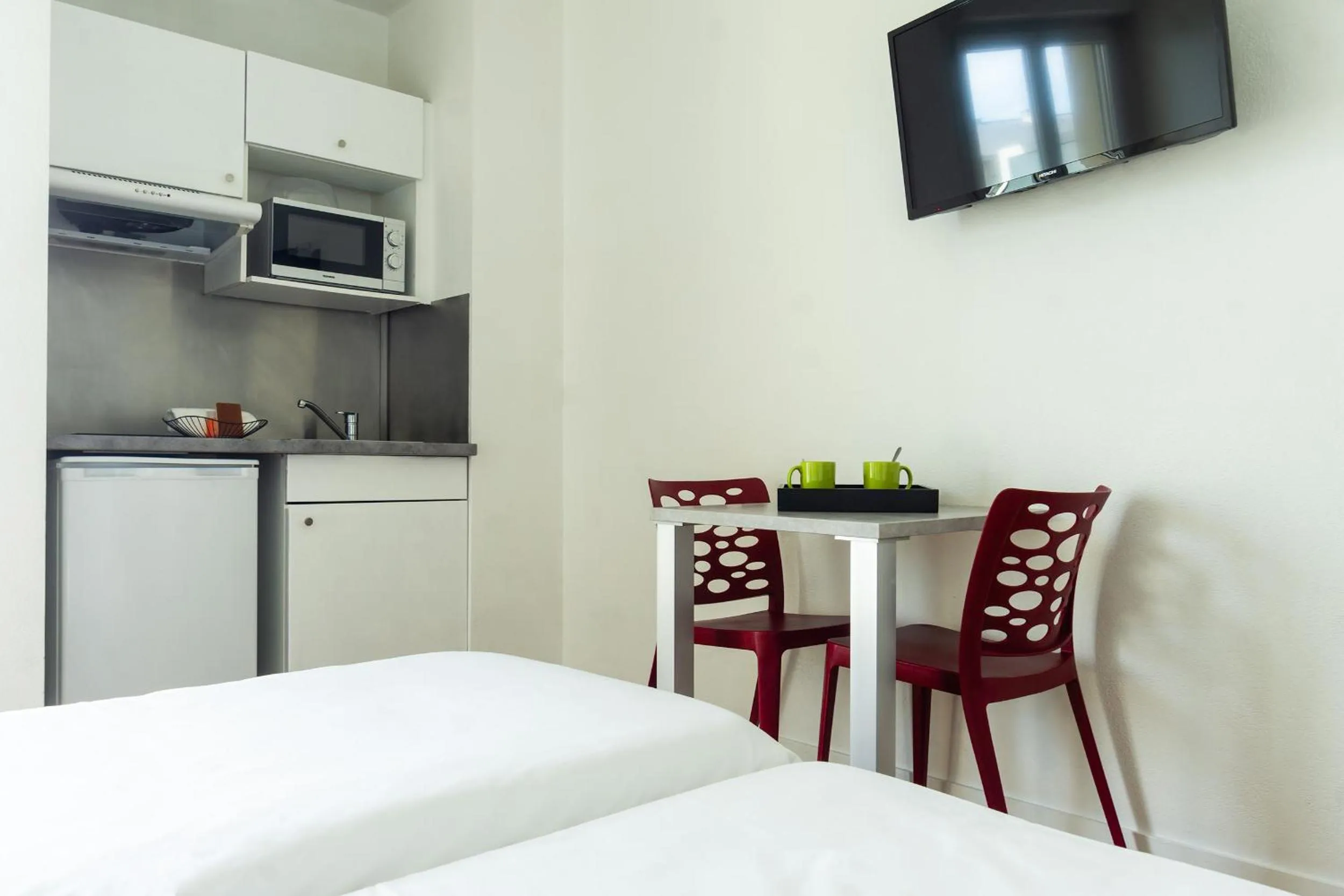 Kitchen or kitchenette, Bed in City Résidence Chelles