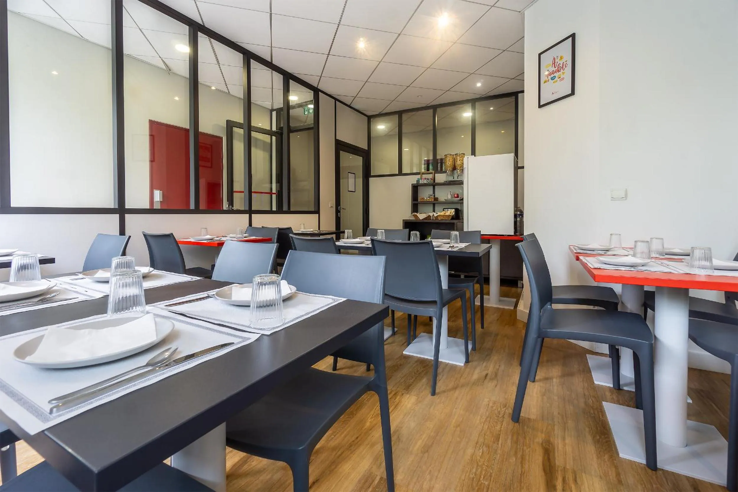 Buffet breakfast in City Résidence Chelles