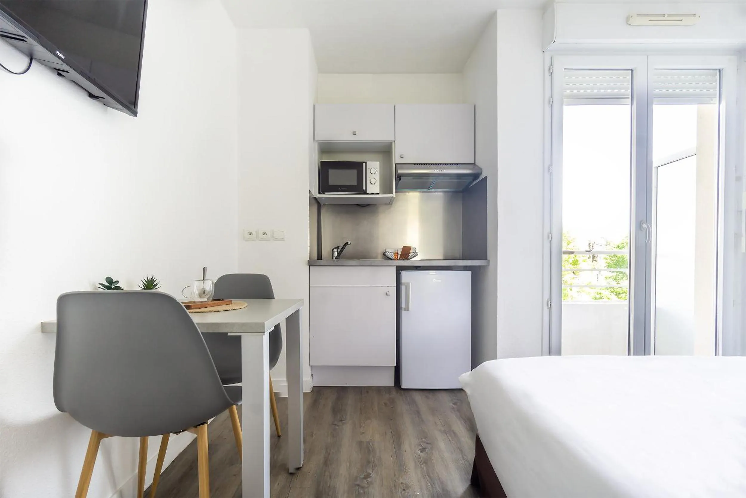 Kitchen or kitchenette, Bed in City Résidence Chelles