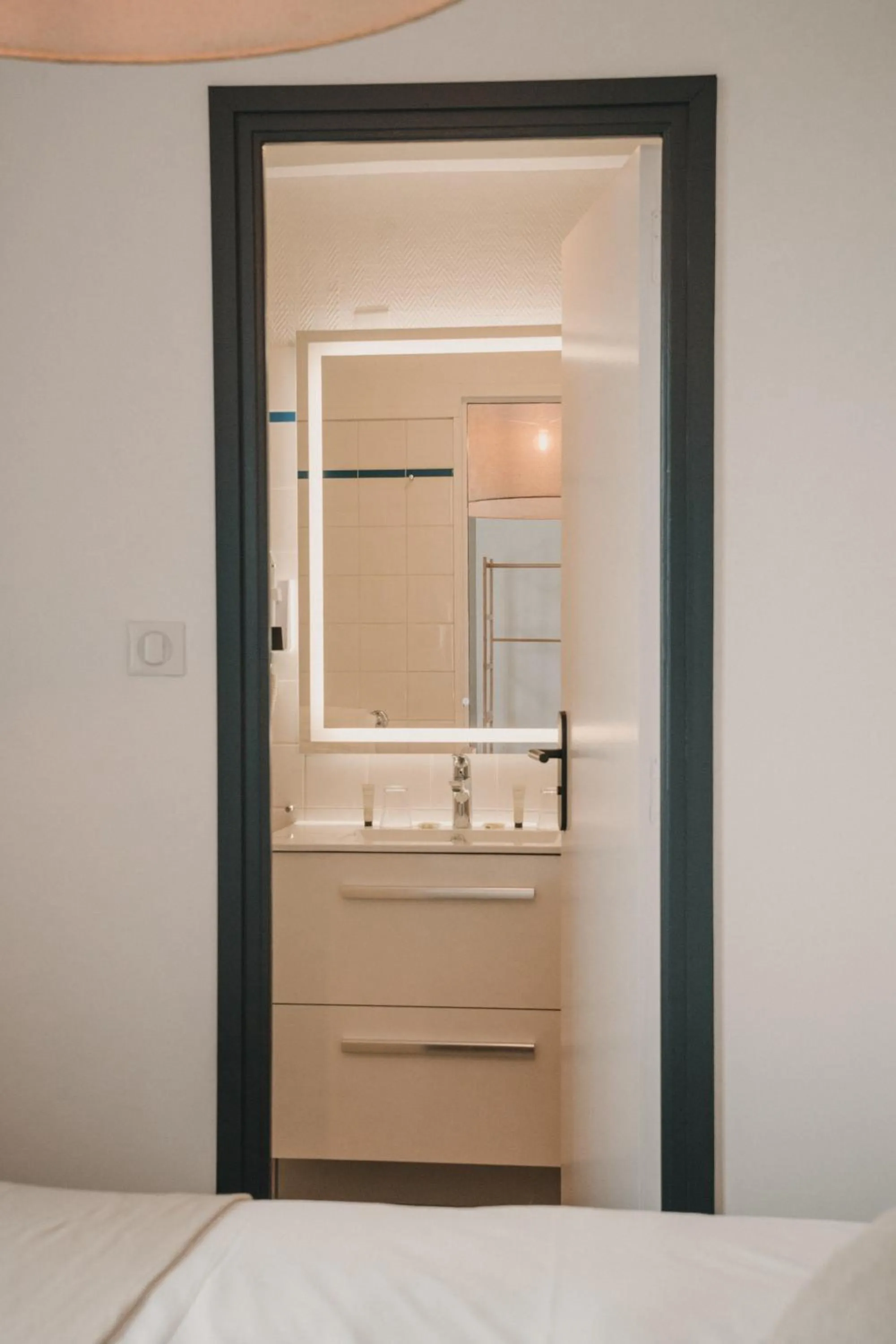 Shower in L'Armoric Hôtel - RÉNOVÉ