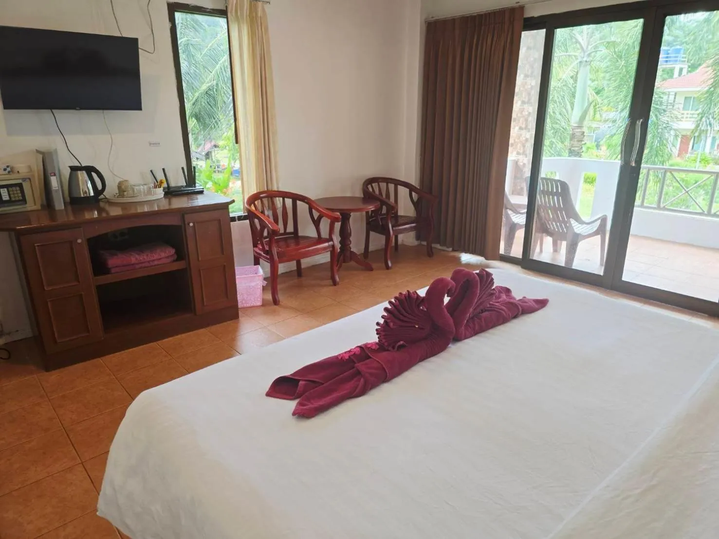 Bed in D.R. Lanta Bay Resort