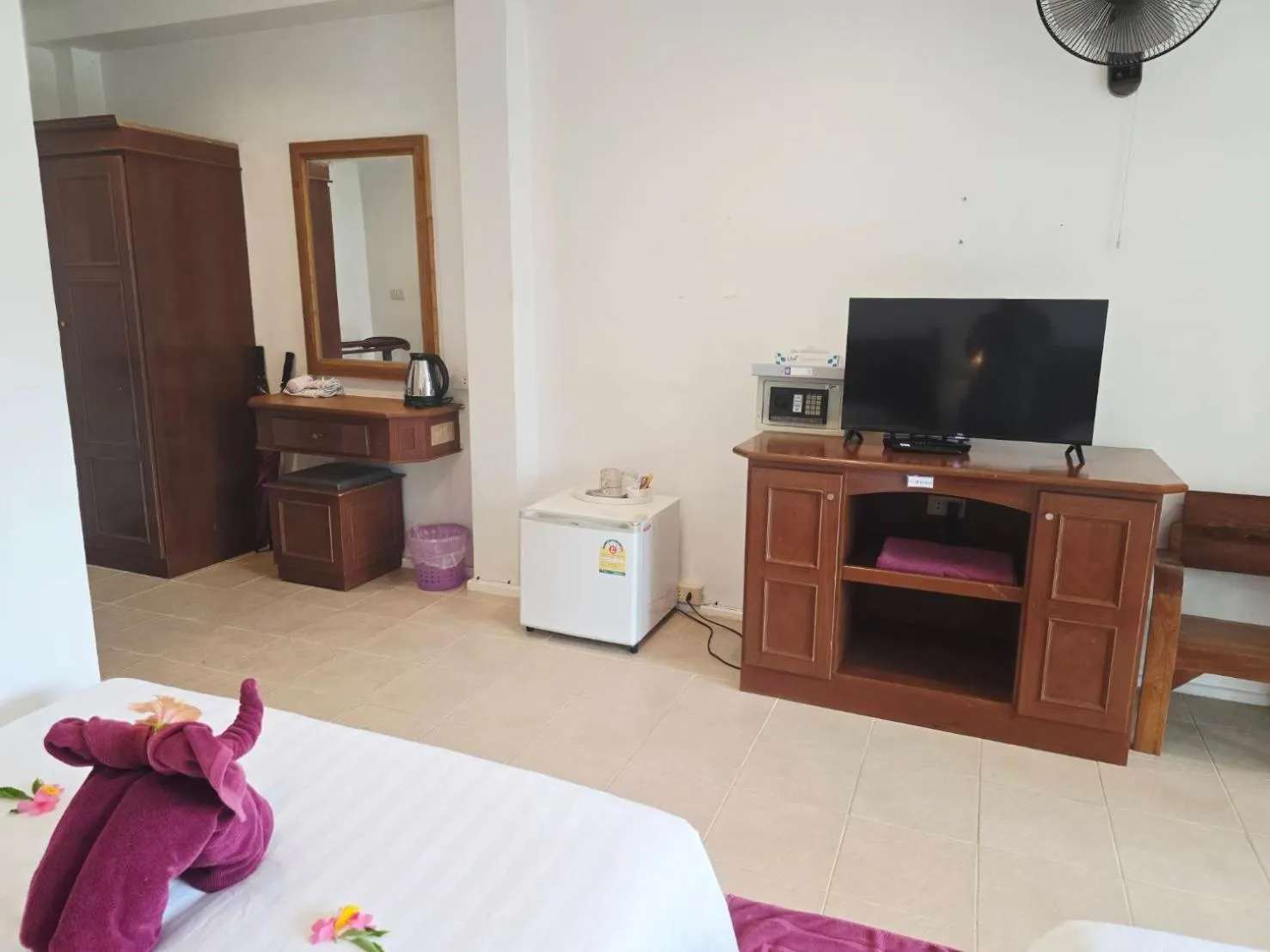 Bed in D.R. Lanta Bay Resort