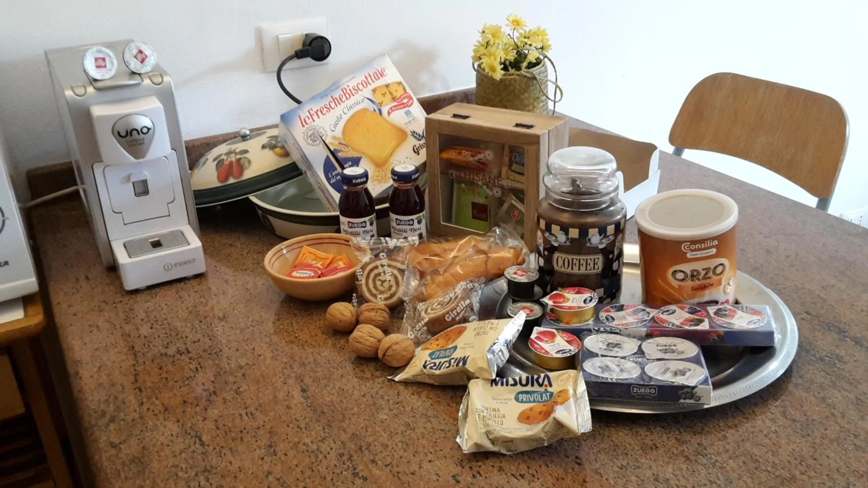 Italian breakfast in Bed&Breakfast "Fiorella" sul Lago