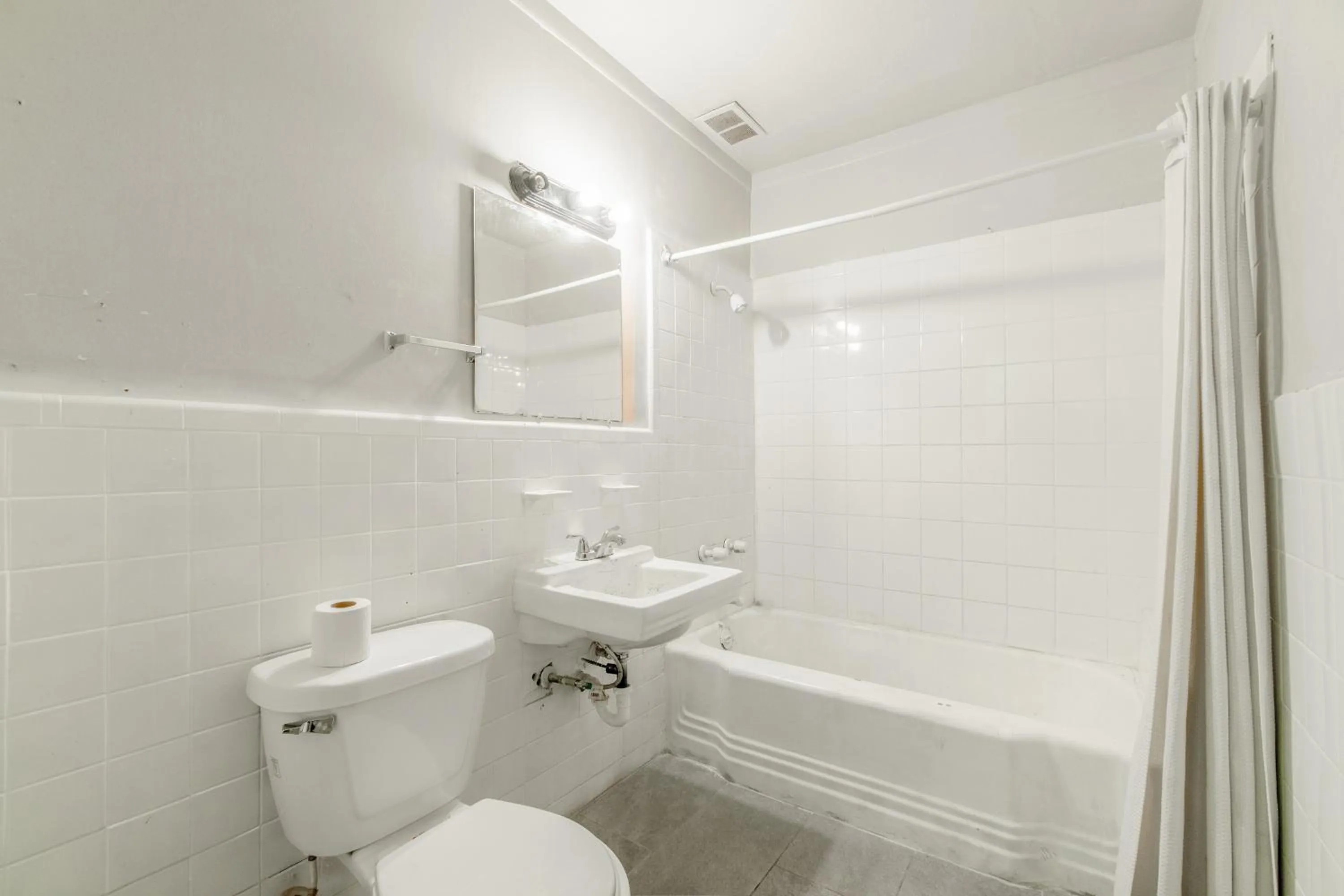 Bathroom in Gulfway Motel By OYO Near Airport I 37