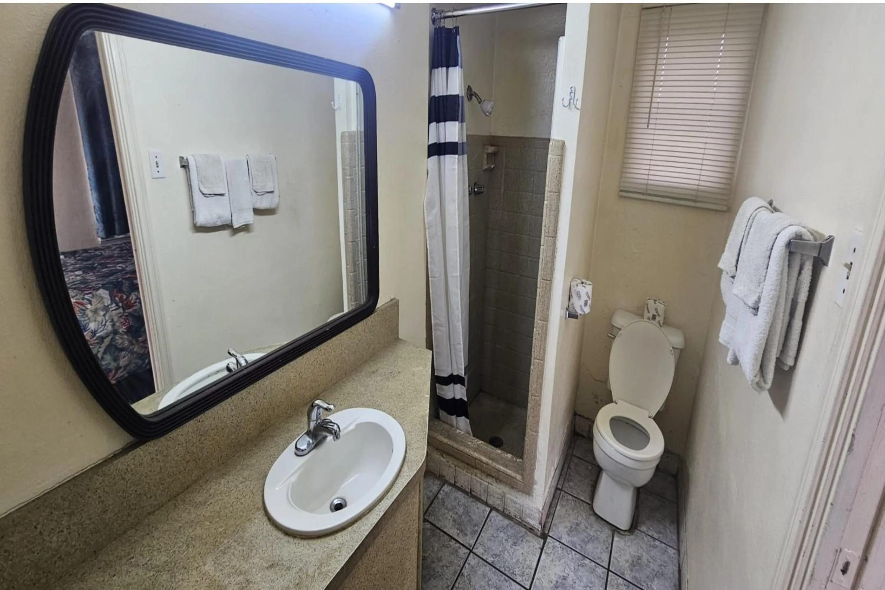Bathroom in Gulfway Motel By OYO Near Airport I 37