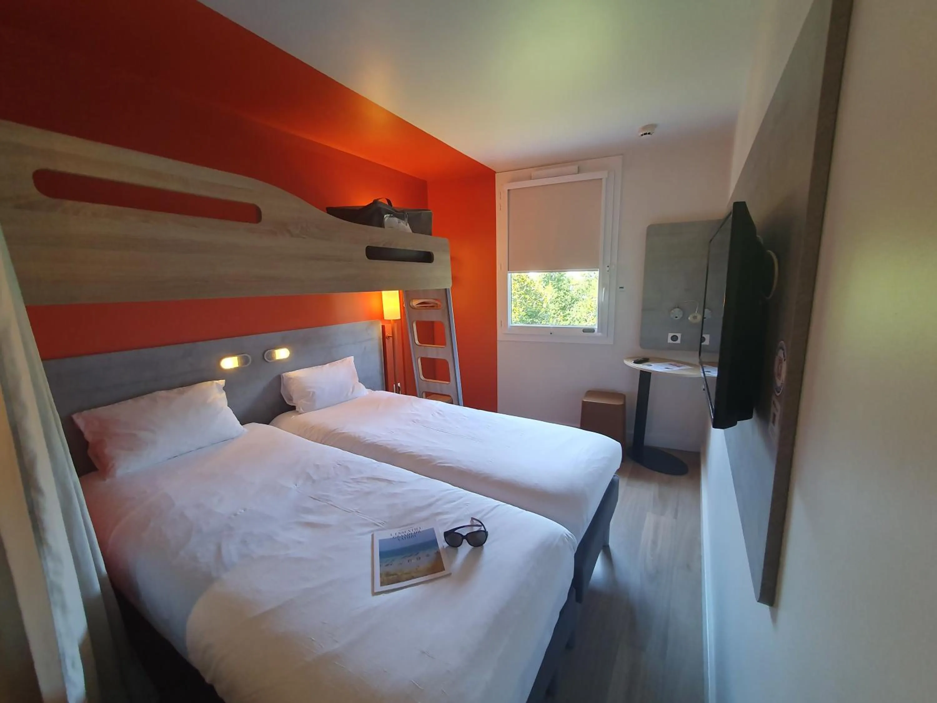 Photo of the whole room, Bed in ibis budget Coutances