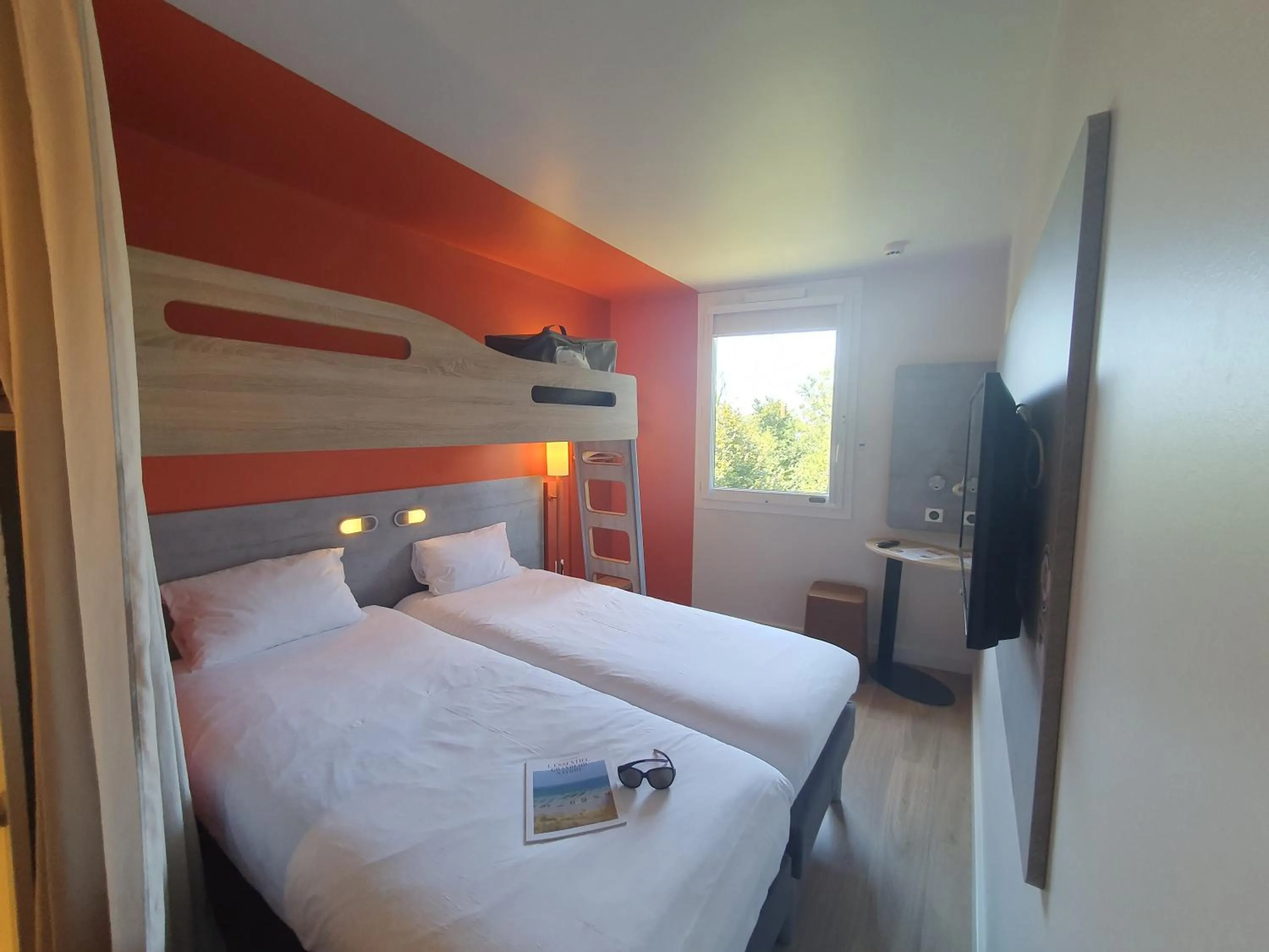 Photo of the whole room, Bed in ibis budget Coutances