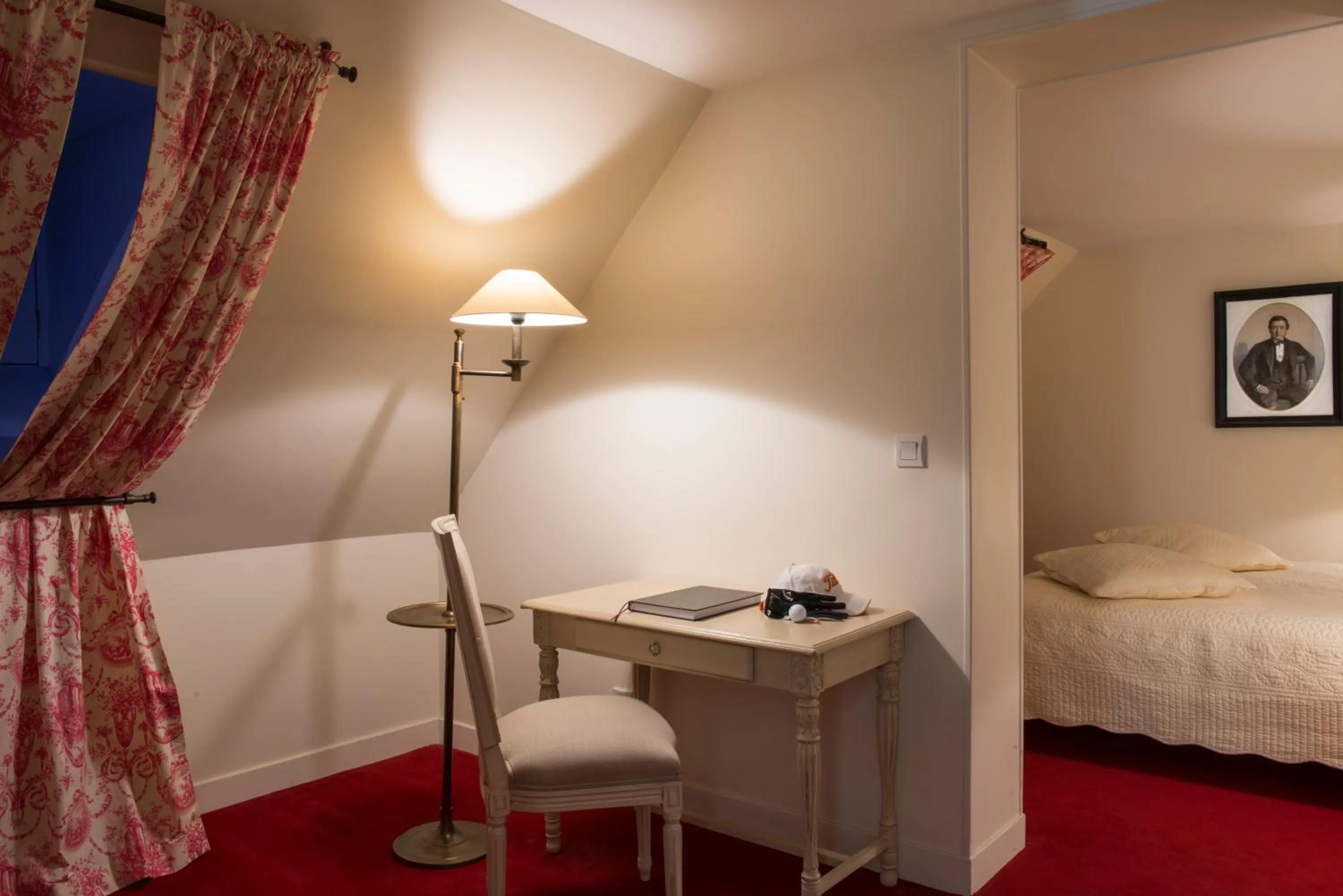 Photo of the whole room, Bed in Hôtel Château de l'Hermitage