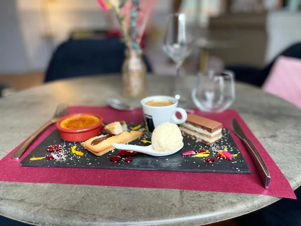 Restaurant/places to eat in Hôtel Château de l'Hermitage