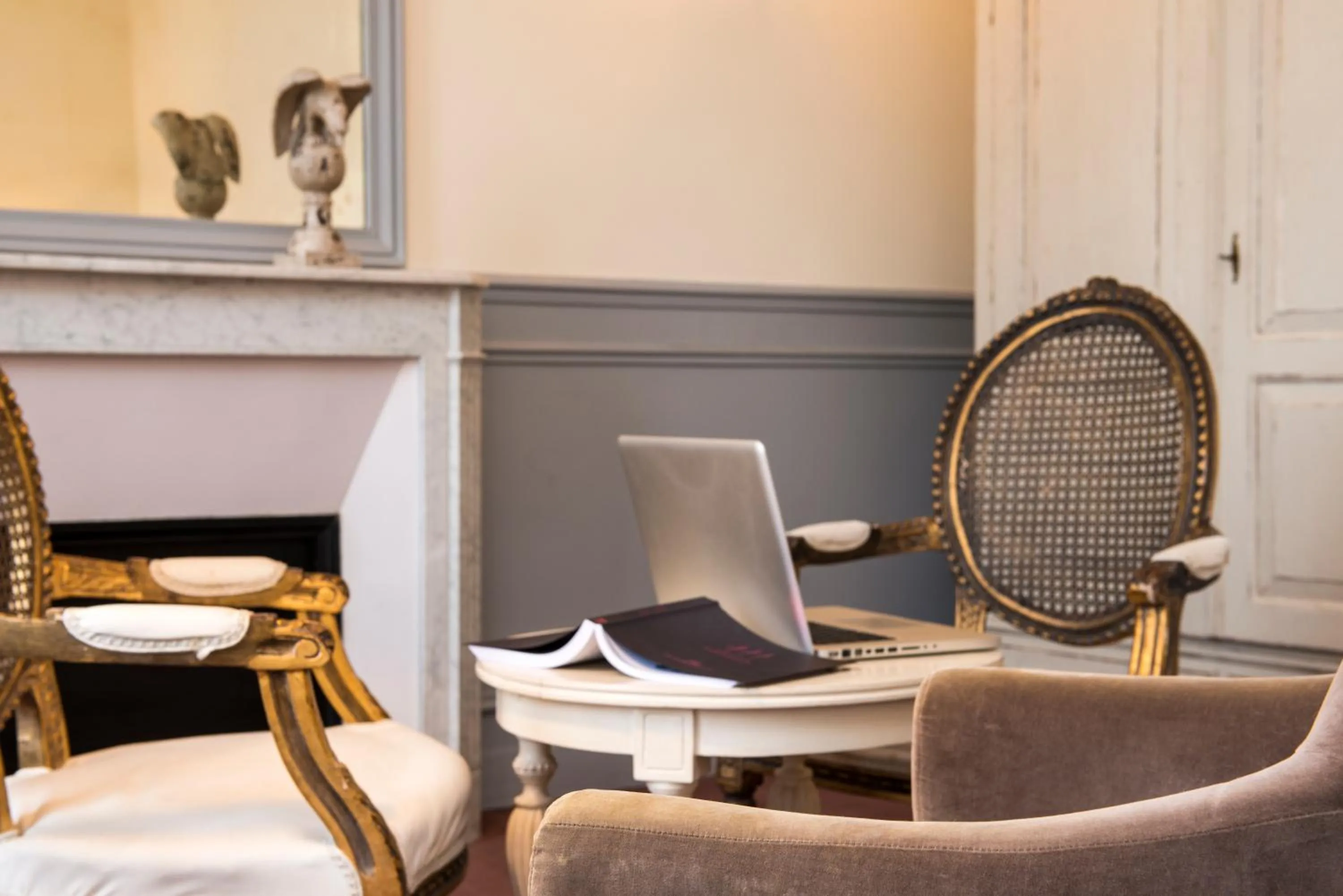 Living room in Hôtel Château de l'Hermitage