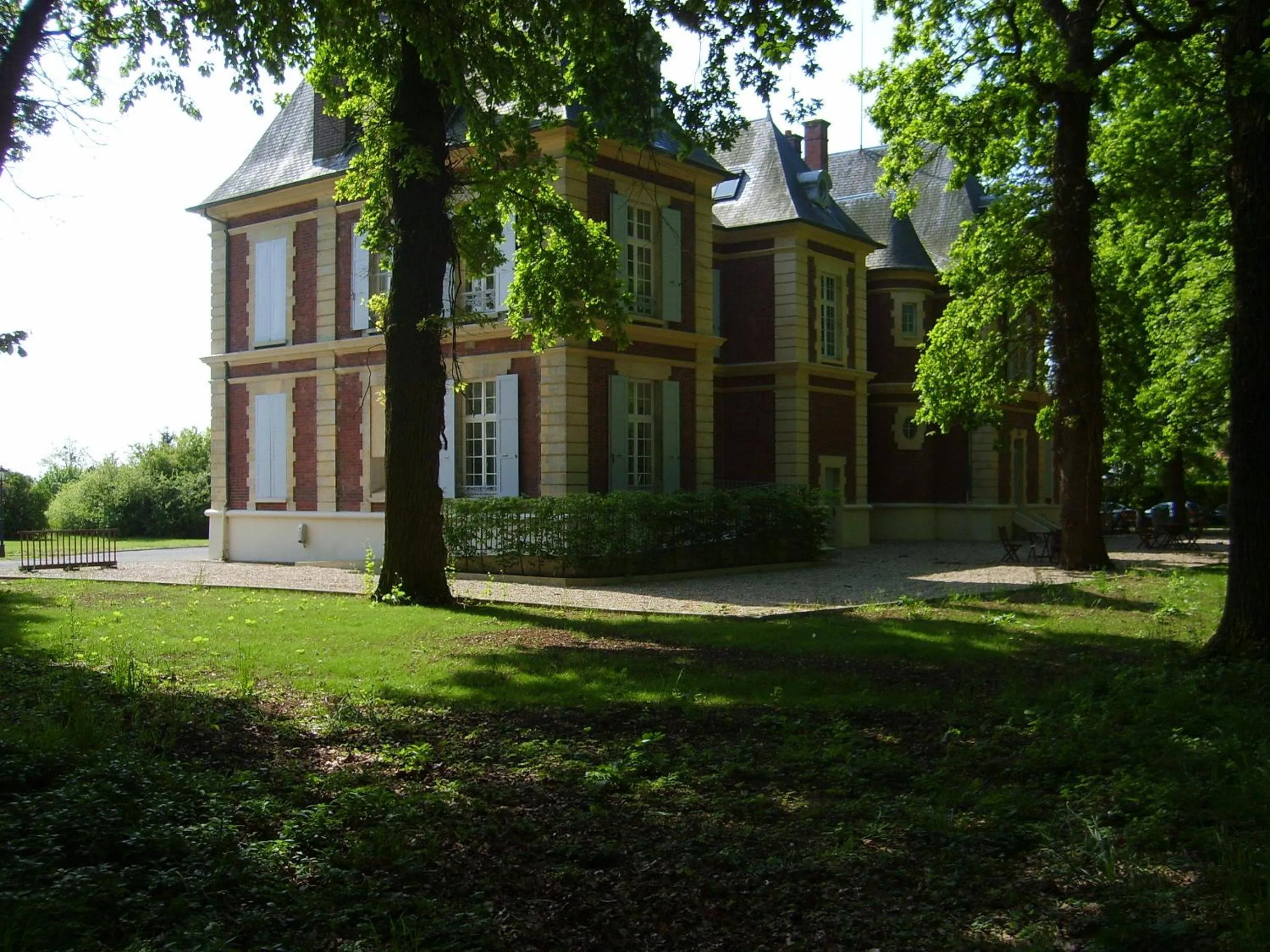 Facade/entrance in Hôtel Château de l'Hermitage