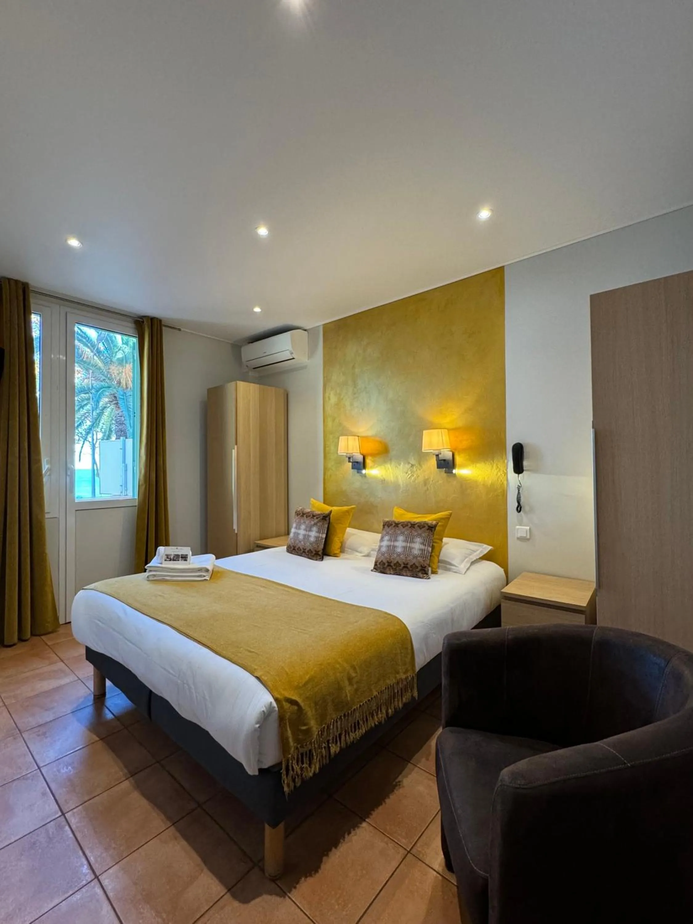 Photo of the whole room, Bed in Hotel Pavillon Imperial