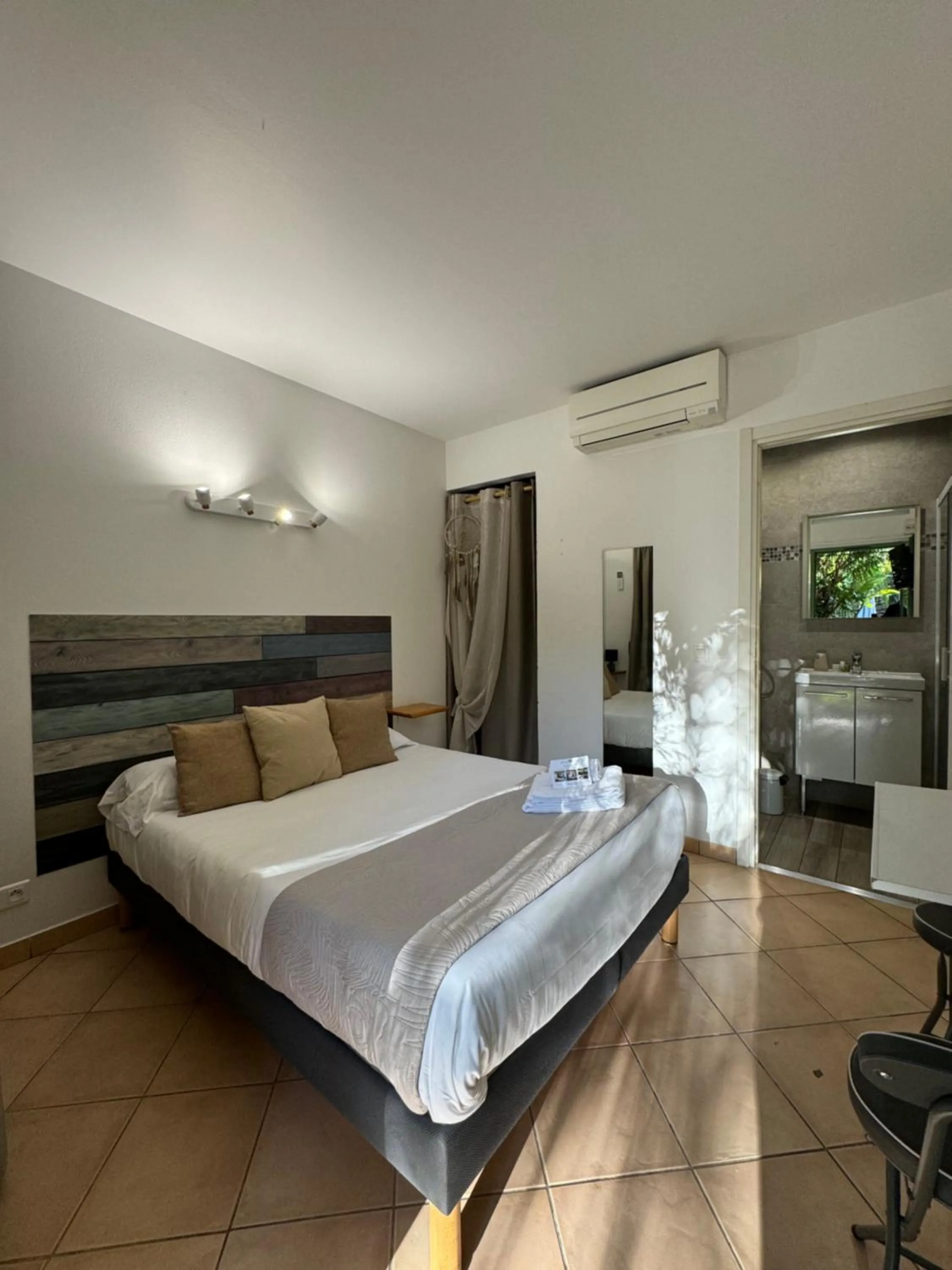 Garden view, Bed in Hotel Pavillon Imperial