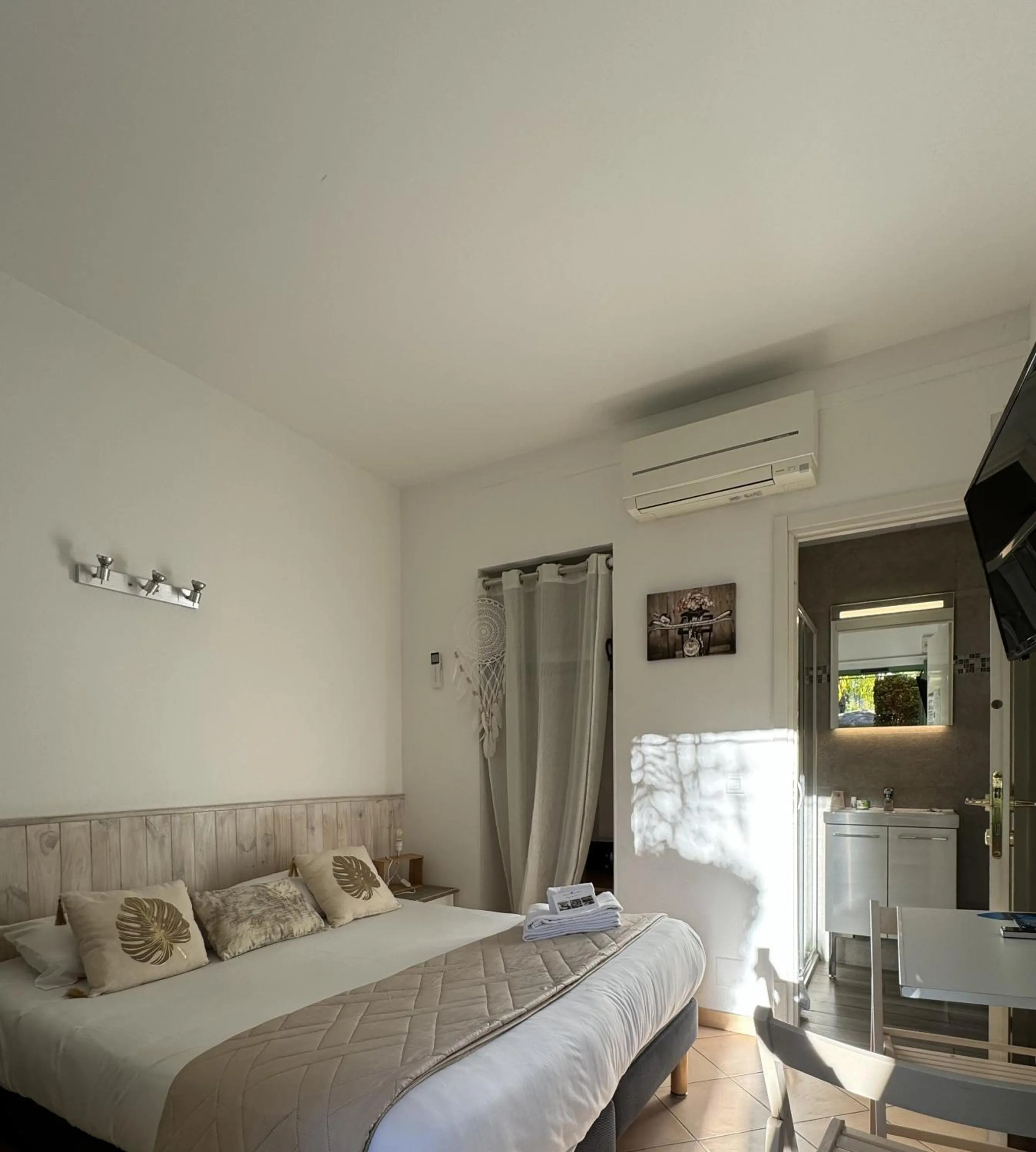 Photo of the whole room, Bed in Hotel Pavillon Imperial