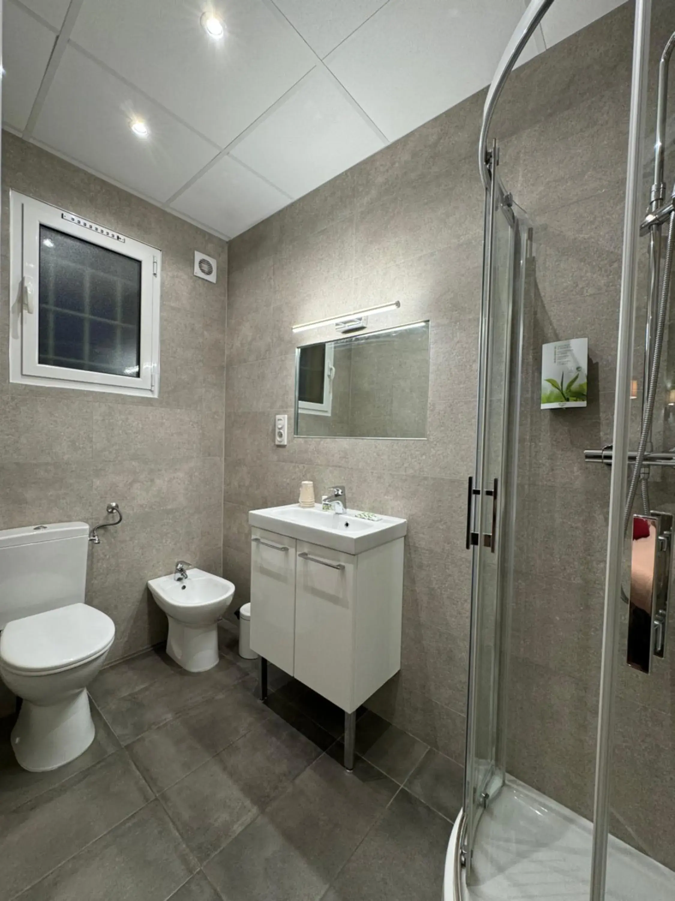Shower, Bathroom in Hotel Pavillon Imperial