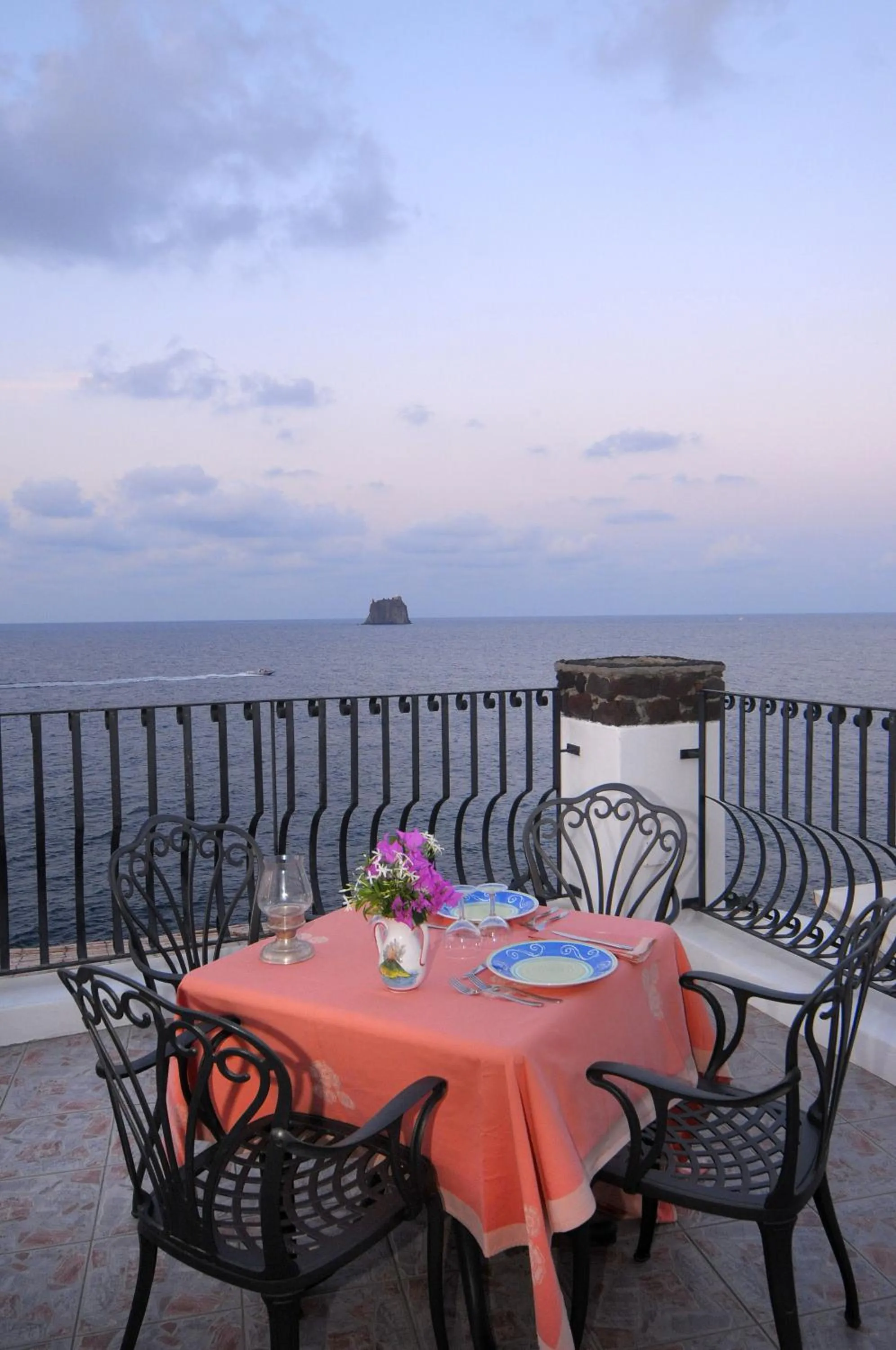 Restaurant/places to eat in Hotel Villaggio Stromboli - isola di Stromboli