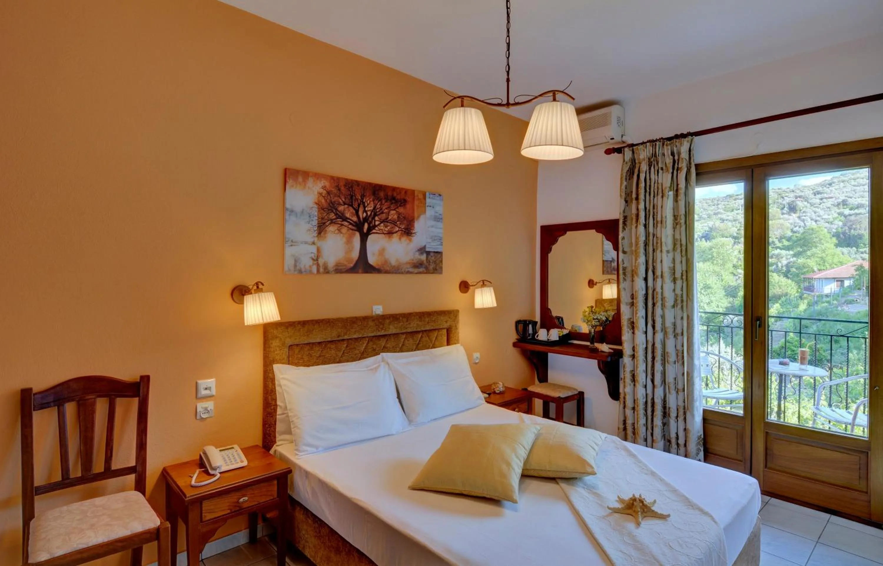 Decorative detail, Bed in Hotel Agnadi - Horefto