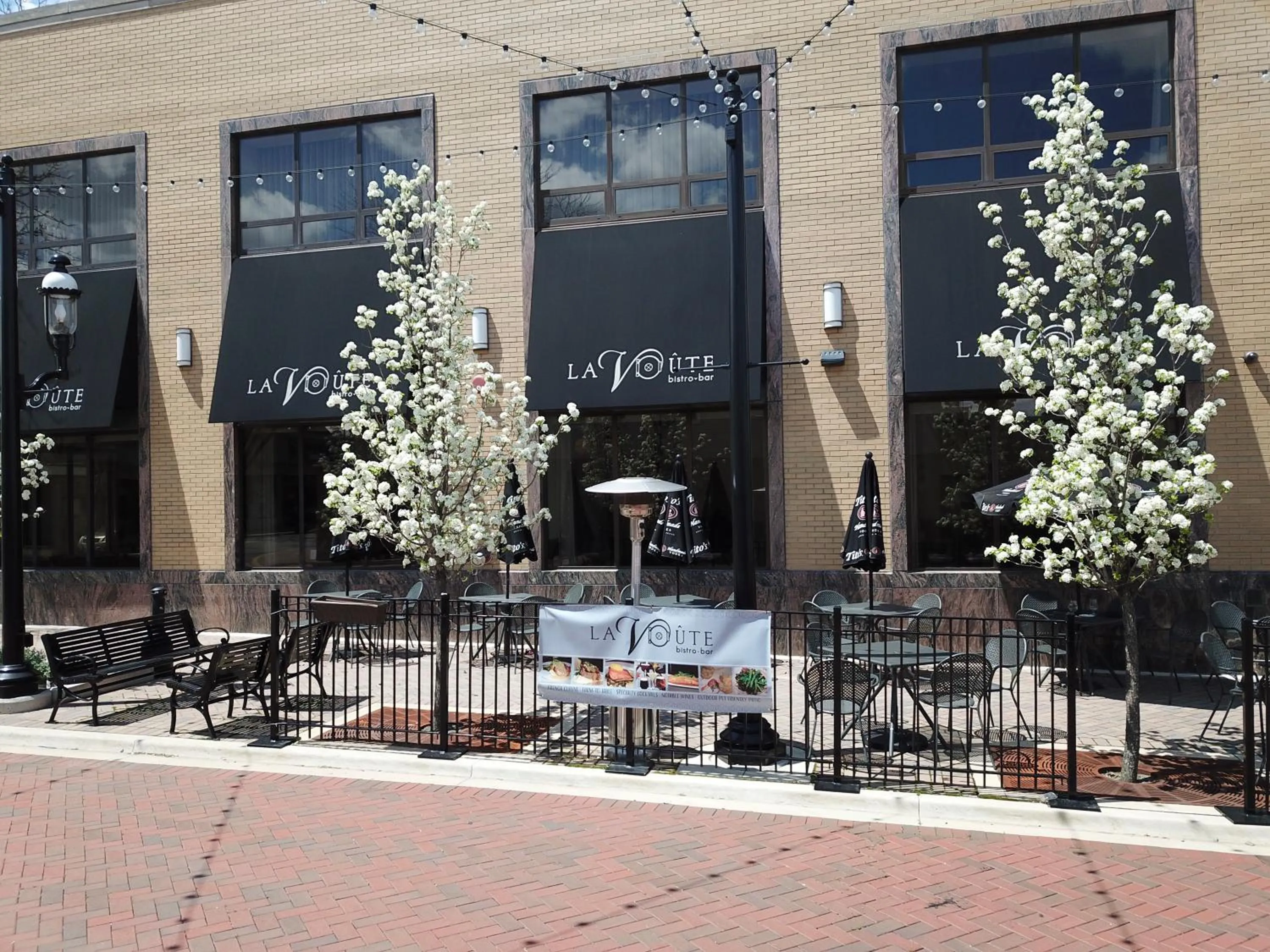 Restaurant/places to eat in La Banque Hotel