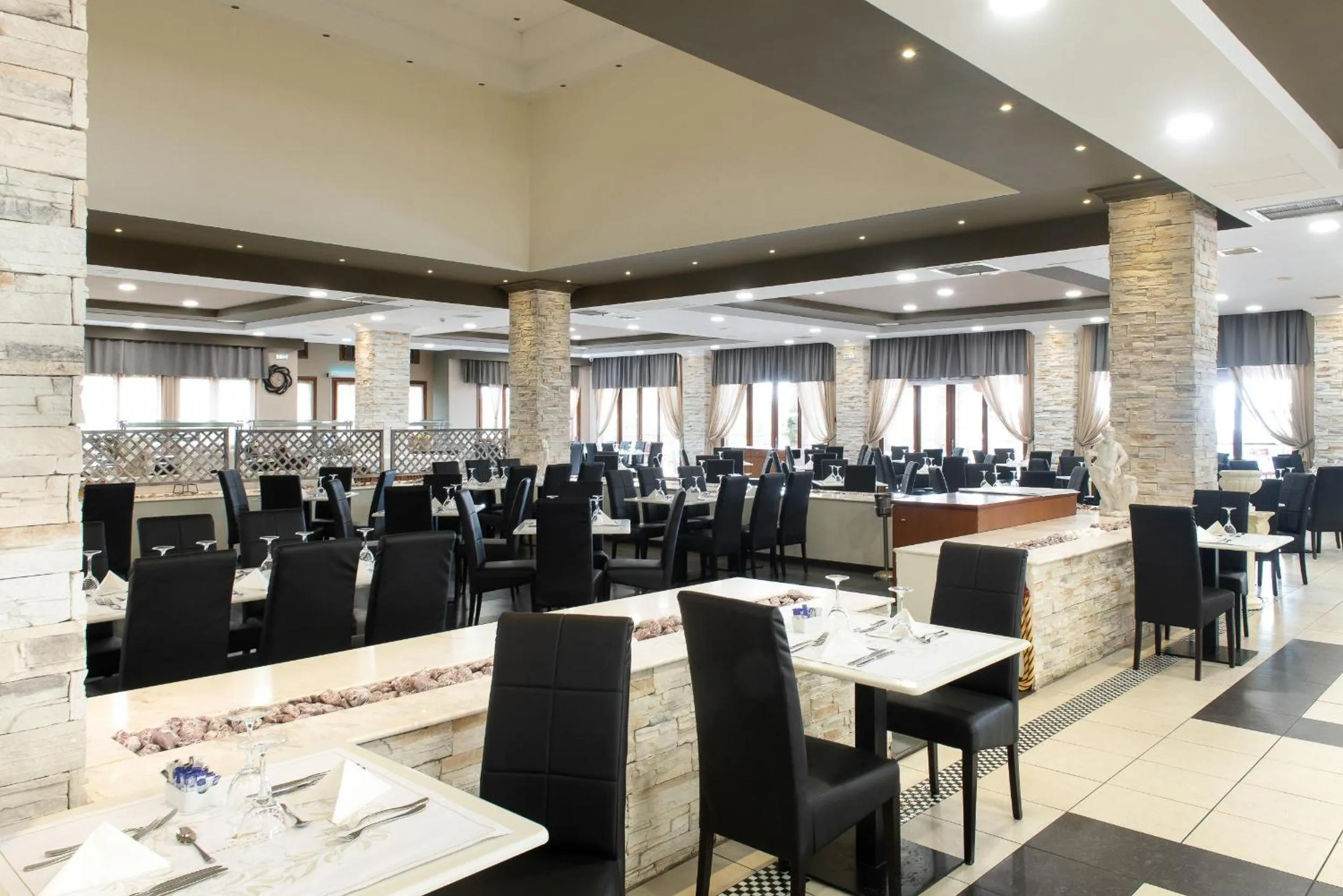 Restaurant/places to eat in Alexandros Palace