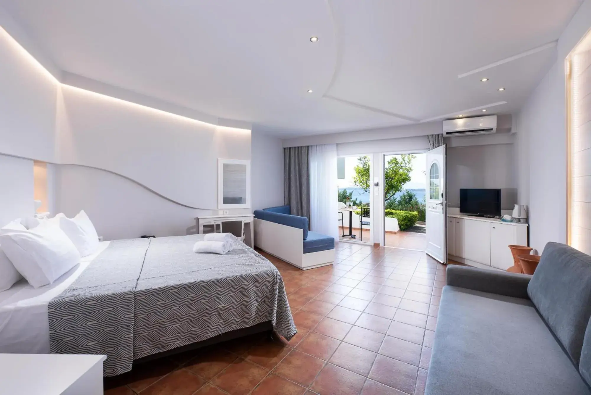 Photo of the whole room, Bed in Alexandros Palace Photo of the whole room, Bed in Alexandros Palace