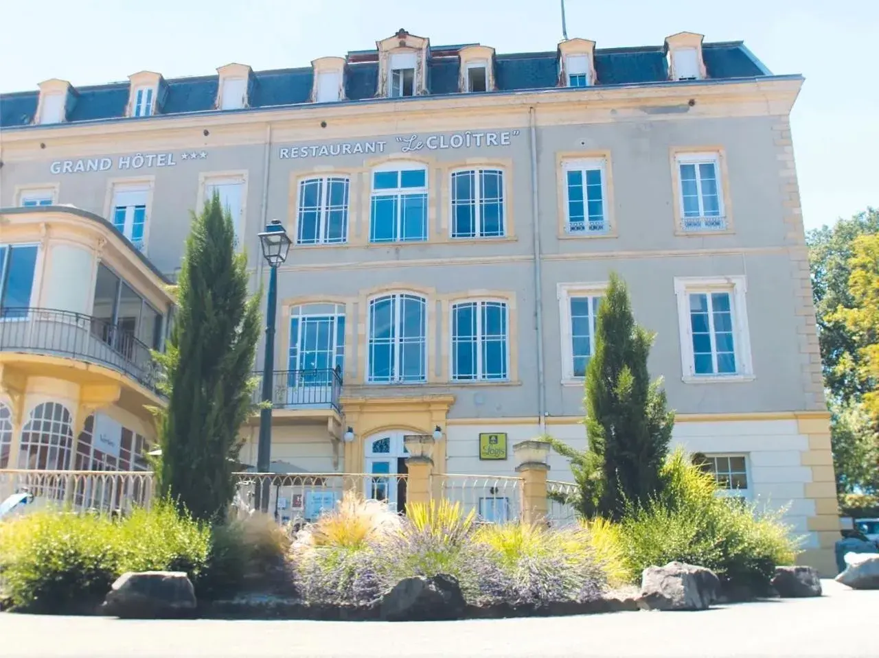 Property building in Grand Hôtel de Bourbon-Lancy - Spa et Restaurant - Logis Property building in Grand Hôtel de Bourbon-Lancy - Spa et Restaurant - Logis